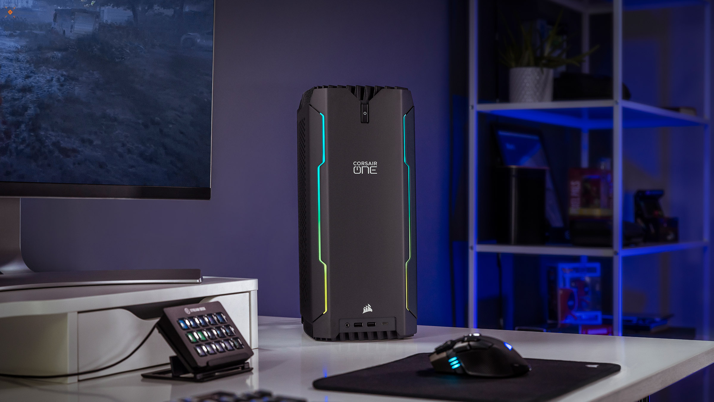 Mini PC Corsair ONE i300 en un escritorio con iluminación RGB