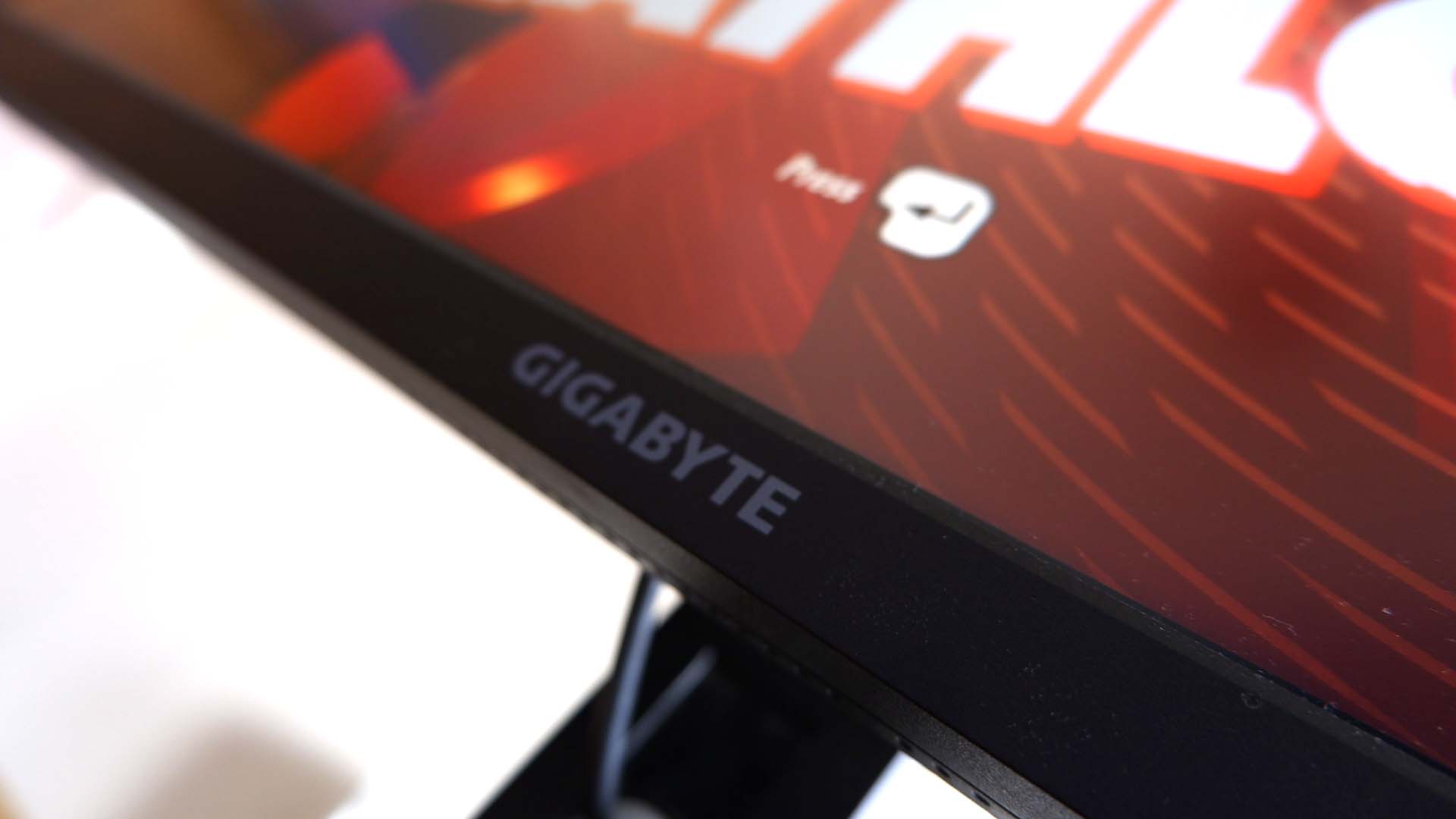 Monitor de juegos Gigabyte M28U en un escritorio