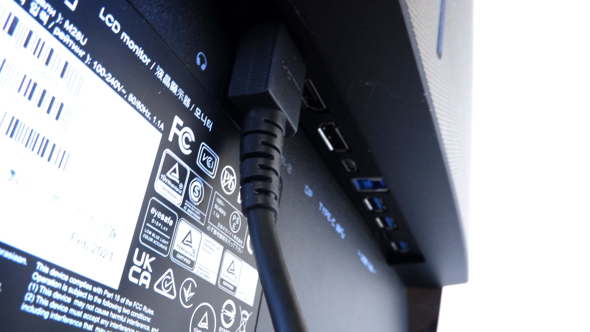 Monitor de juegos Gigabyte M28U en un escritorio