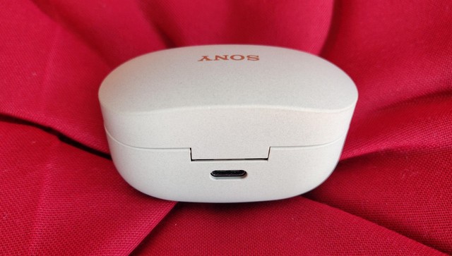  Sony reclama una batería de respaldo de 8 horas para los botones con una carga completa y un total de 24 horas con el estuche de carga.