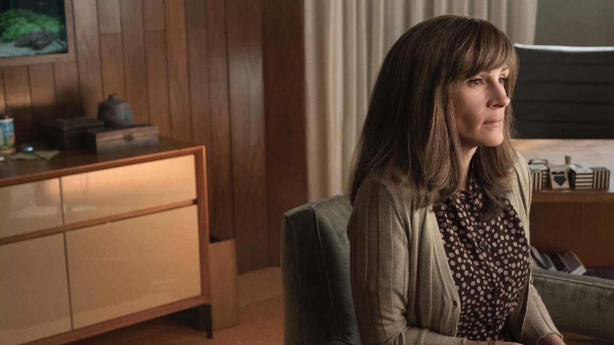 Julia Roberts se sienta en su escritorio en Homecoming - muestra como archivo 81