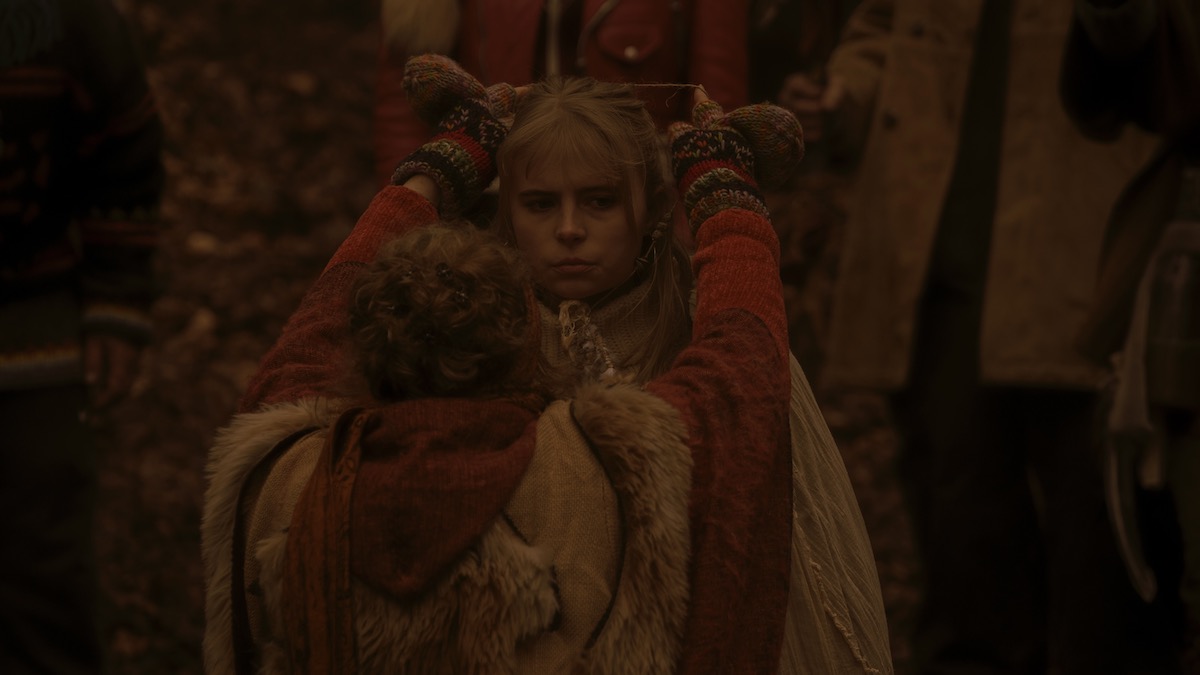 Se lleva a cabo una ceremonia de culto, con una mujer joven coronada, en Equinox - muestra como archivo 81