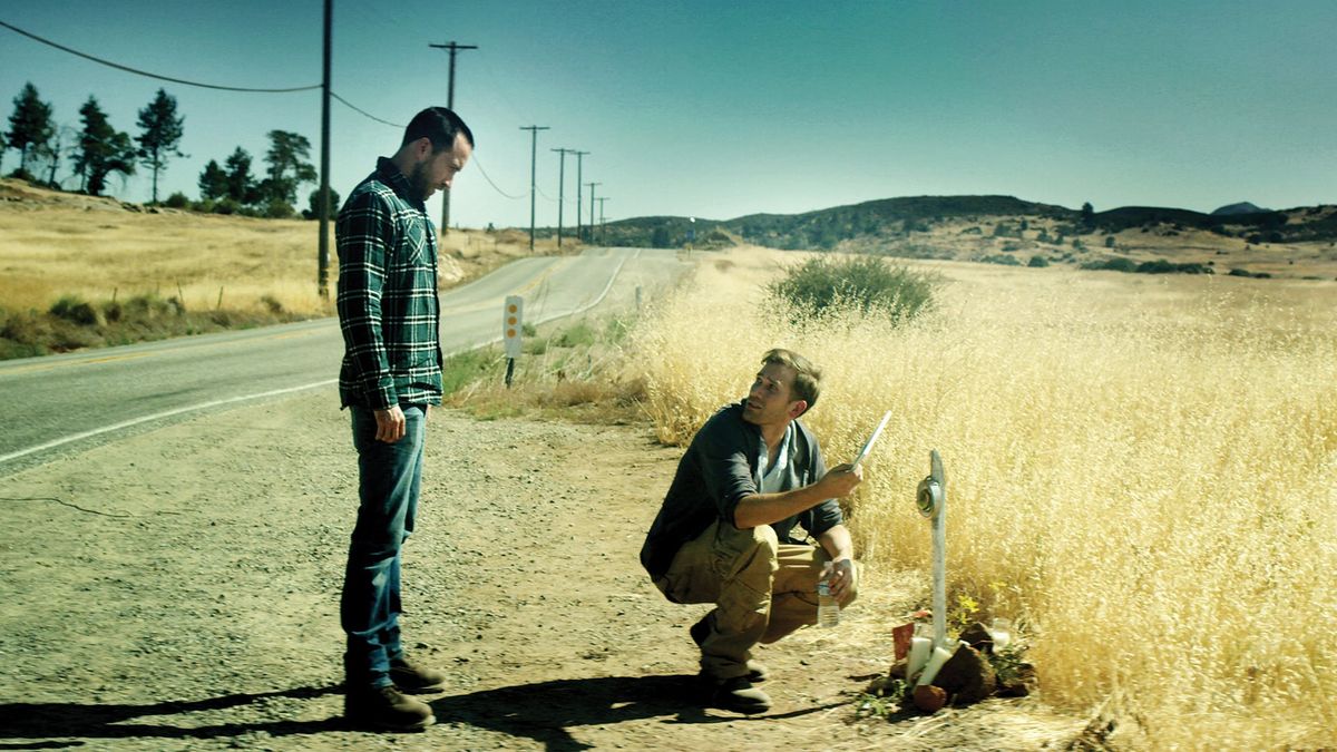 Dos hombres parados al lado de la carretera en The Endless