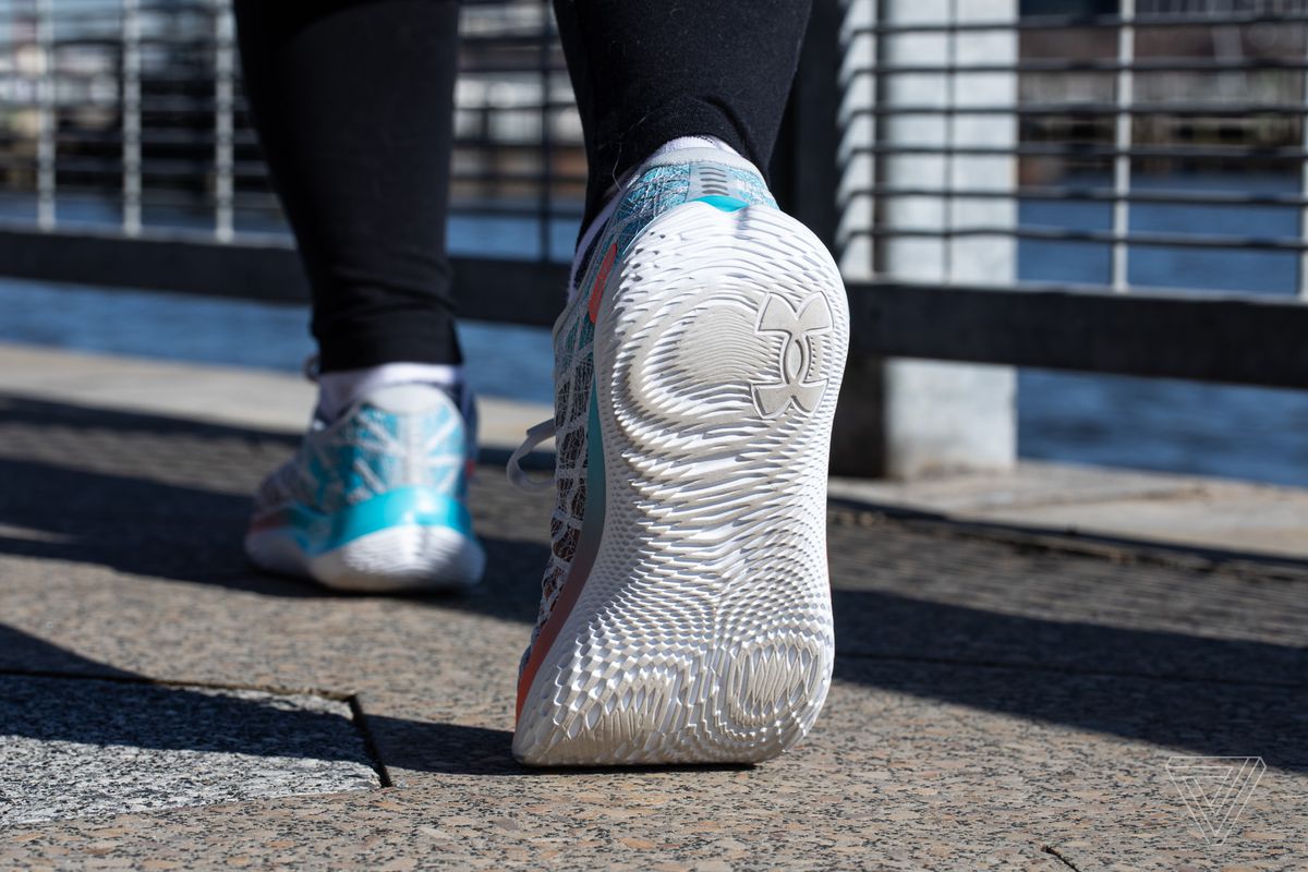 Primer plano de la parte inferior de la zapatilla UA Flow Velociti Wind 2