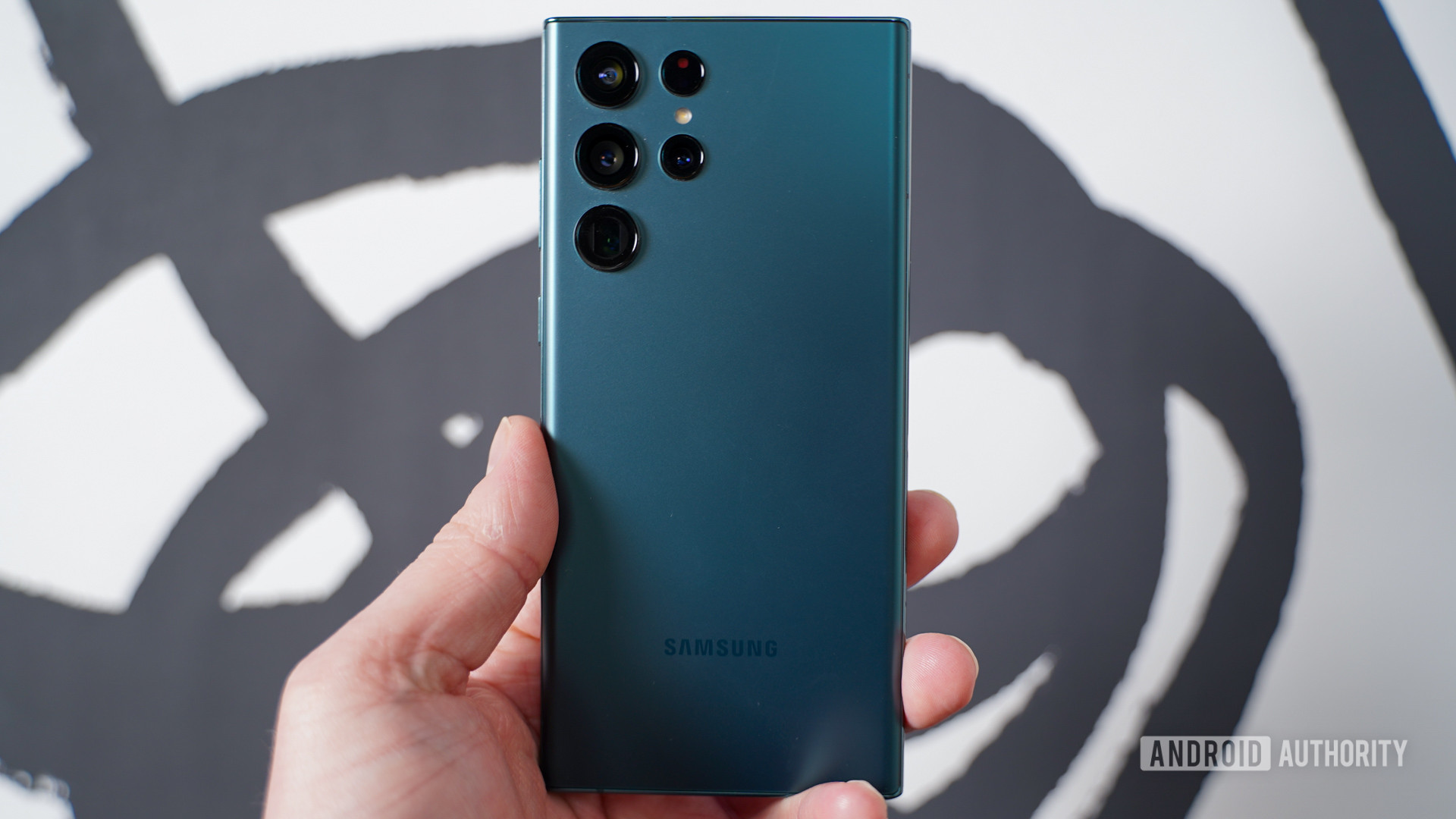 Samsung Galaxy S22 Ultra leído en la mano