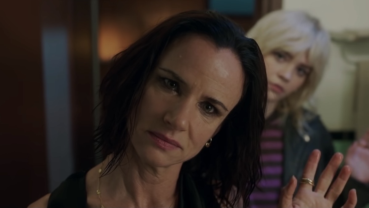Juliette Lewis y Sophie Thatcher en Chaquetas amarillas.