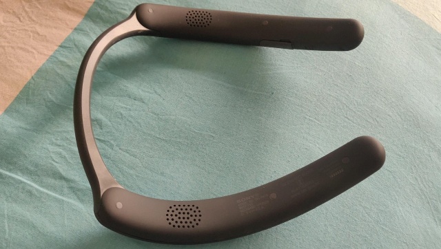 Sony SRSNB10 Wireless Neckband Speaker Review Interesante pero nicho