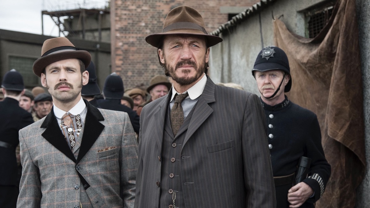 Tres hombres parados en la calle en Ripper Street - espectáculos como anteojeras pico