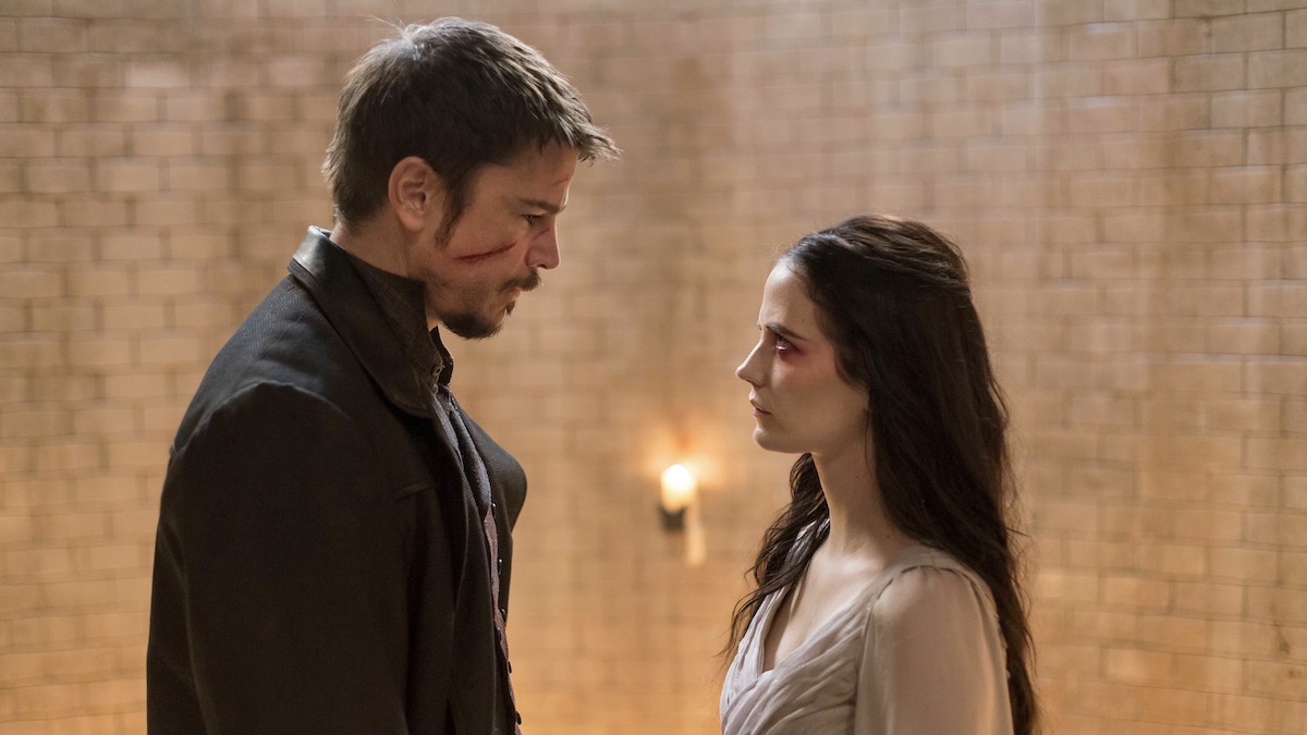 Un hombre y una mujer se enfrentan, ambos magullados y ensangrentados, en Penny Dreadful - espectáculos como Peaky Blinders