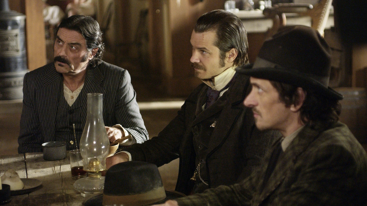 Ian McShane, Timothy Olyphant y John Hawkes se sientan en un bar en Deadwood: los mejores programas de HBO Max