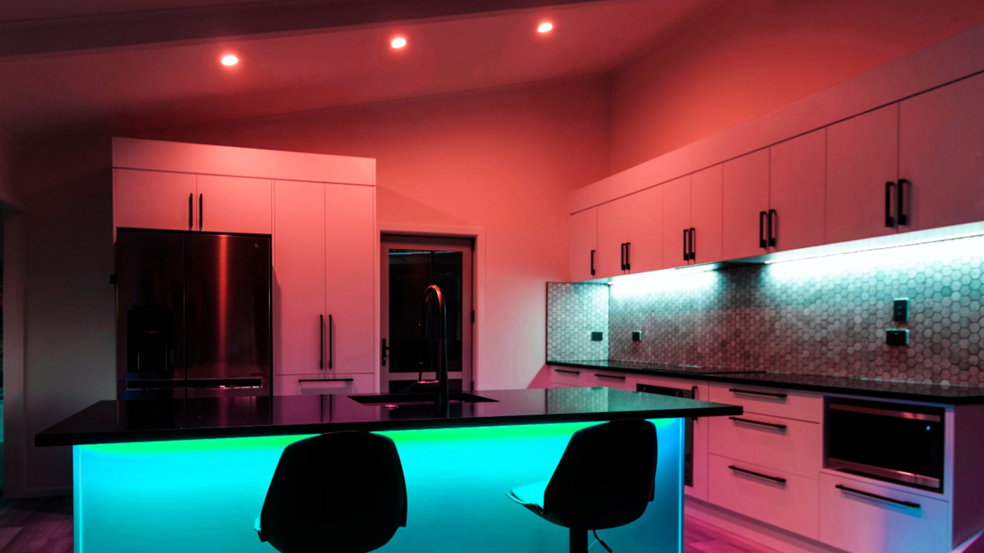 Una cocina iluminada con tiras de luz y bombillas inteligentes LIFX