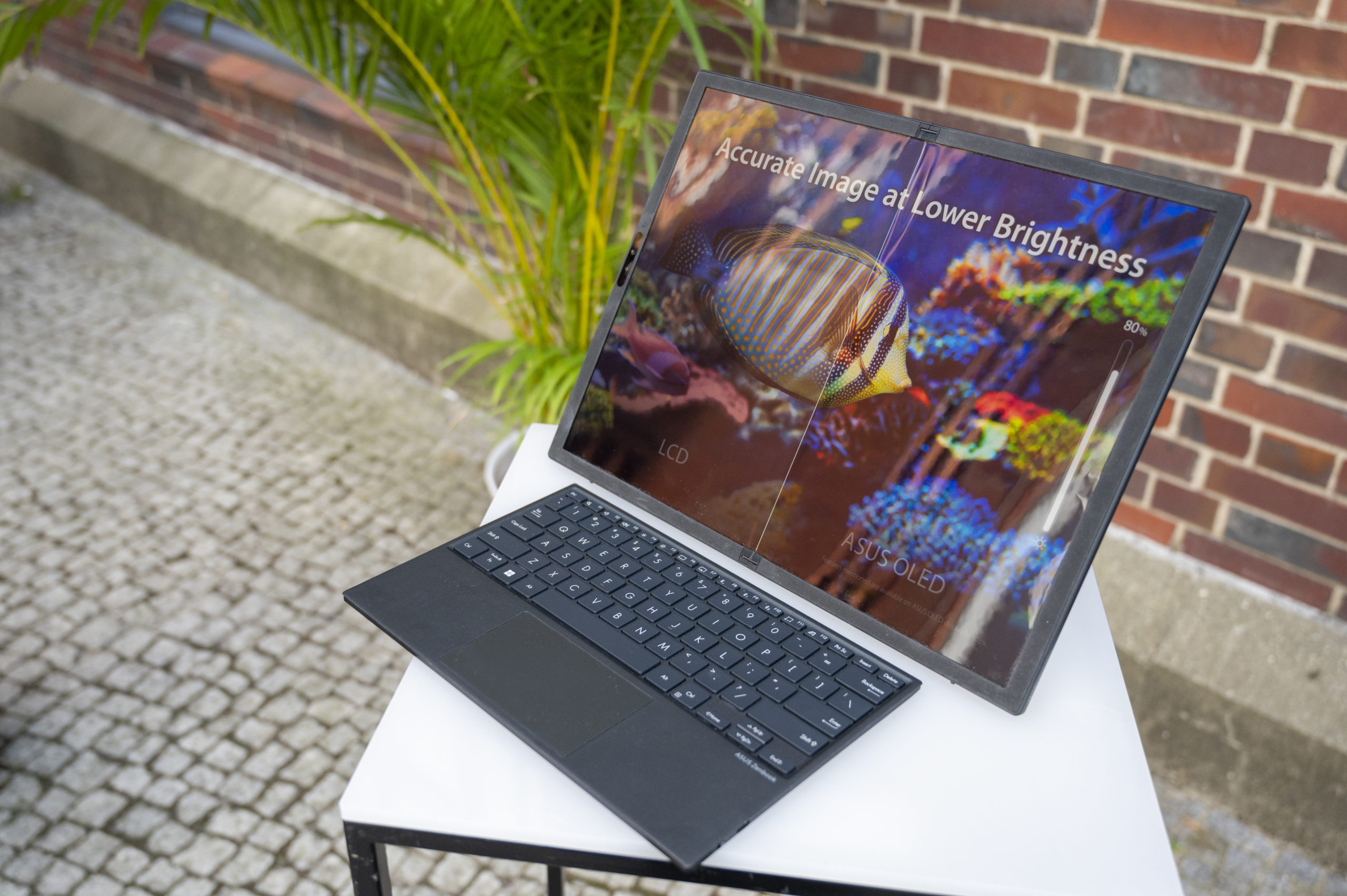 ASUS Zenbook 17 Fold OLED 6Modo tableta Vista frontal