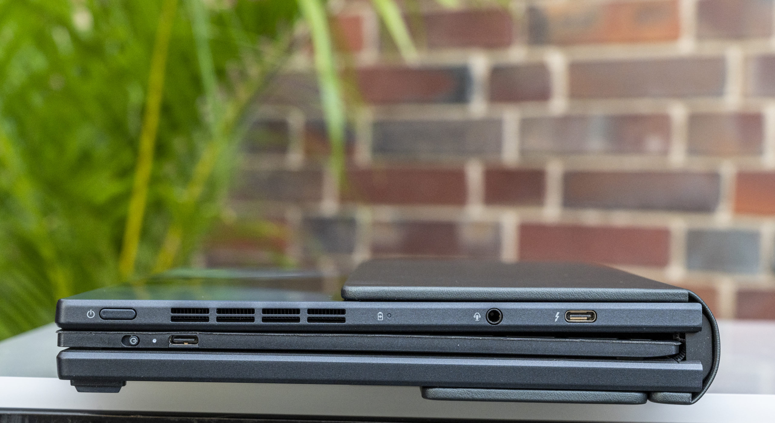 ASUS Zenbook 17 Fold OLED 19 Puertos y vista lateral