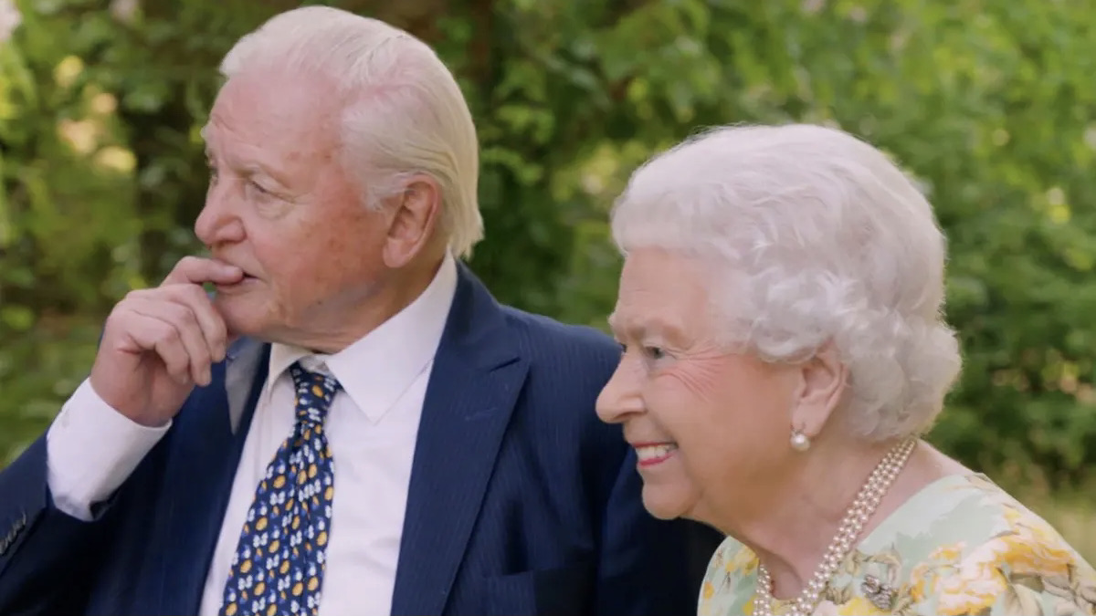 La reina con David Attenborough en The Queen's Green Planet - películas sobre la reina Isabel