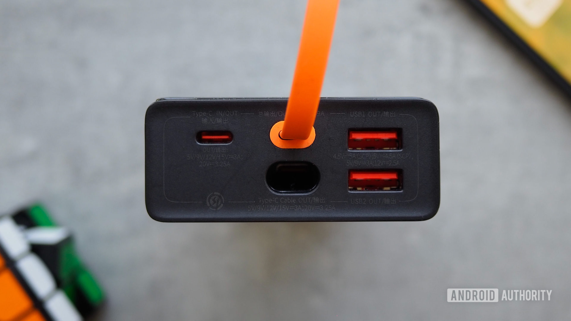 Batería portátil Baseus de 65 W con cable USB-C integrado centrado en los puertos