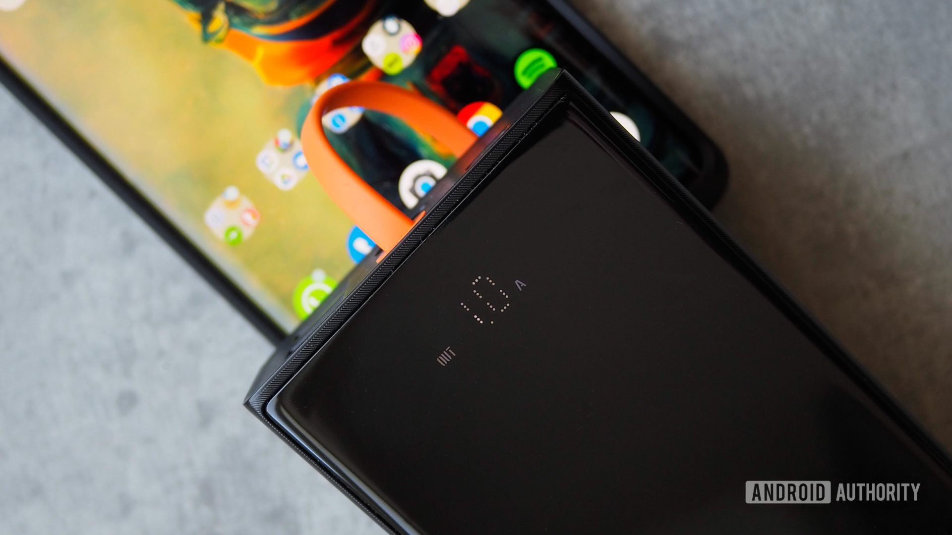 Batería portátil Baseus de 65 W con cable USB-C integrado que muestra el amperaje de salida