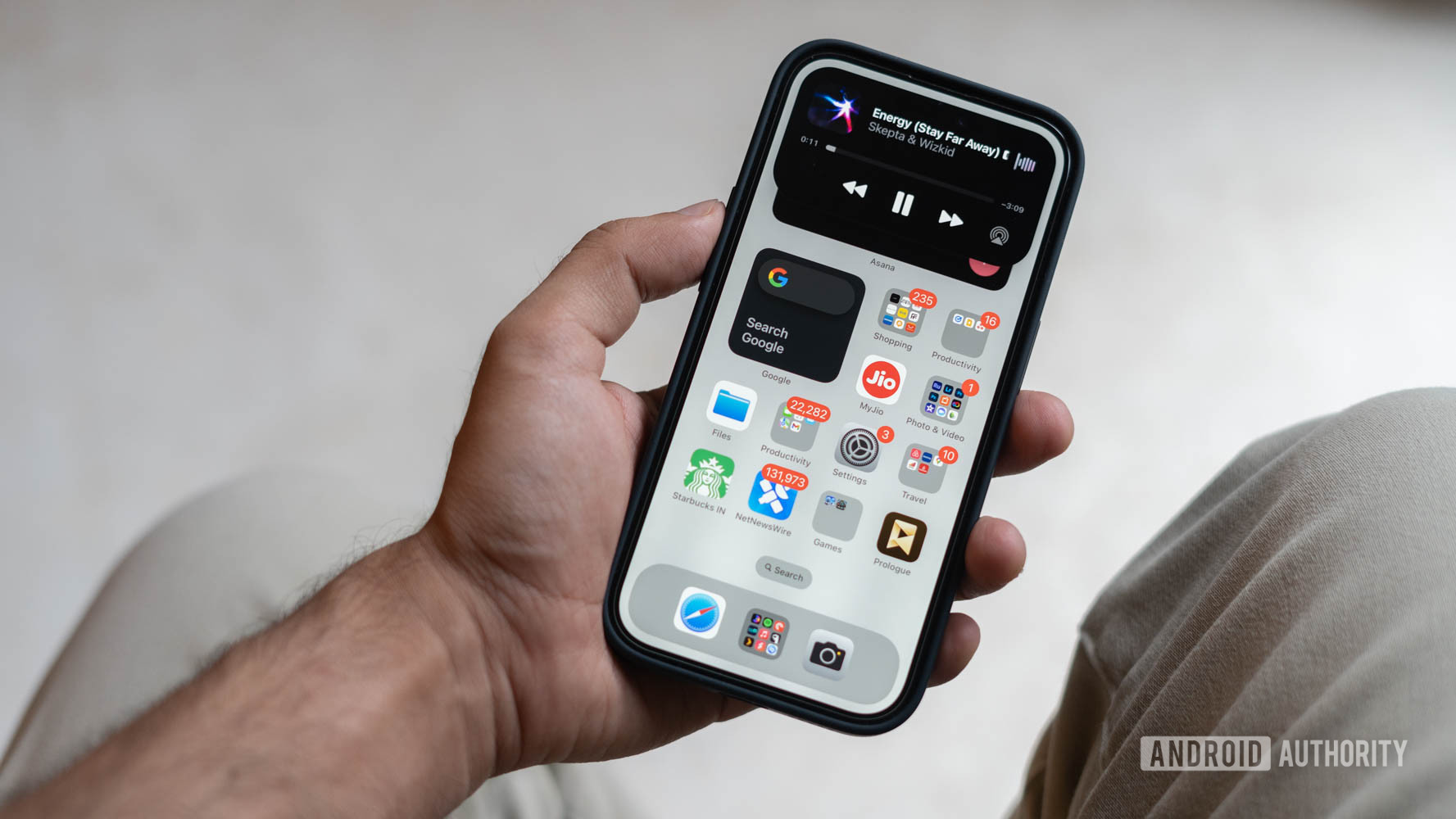 iPhone 14 Pro Dynamic Island en mano con isla de música ampliada