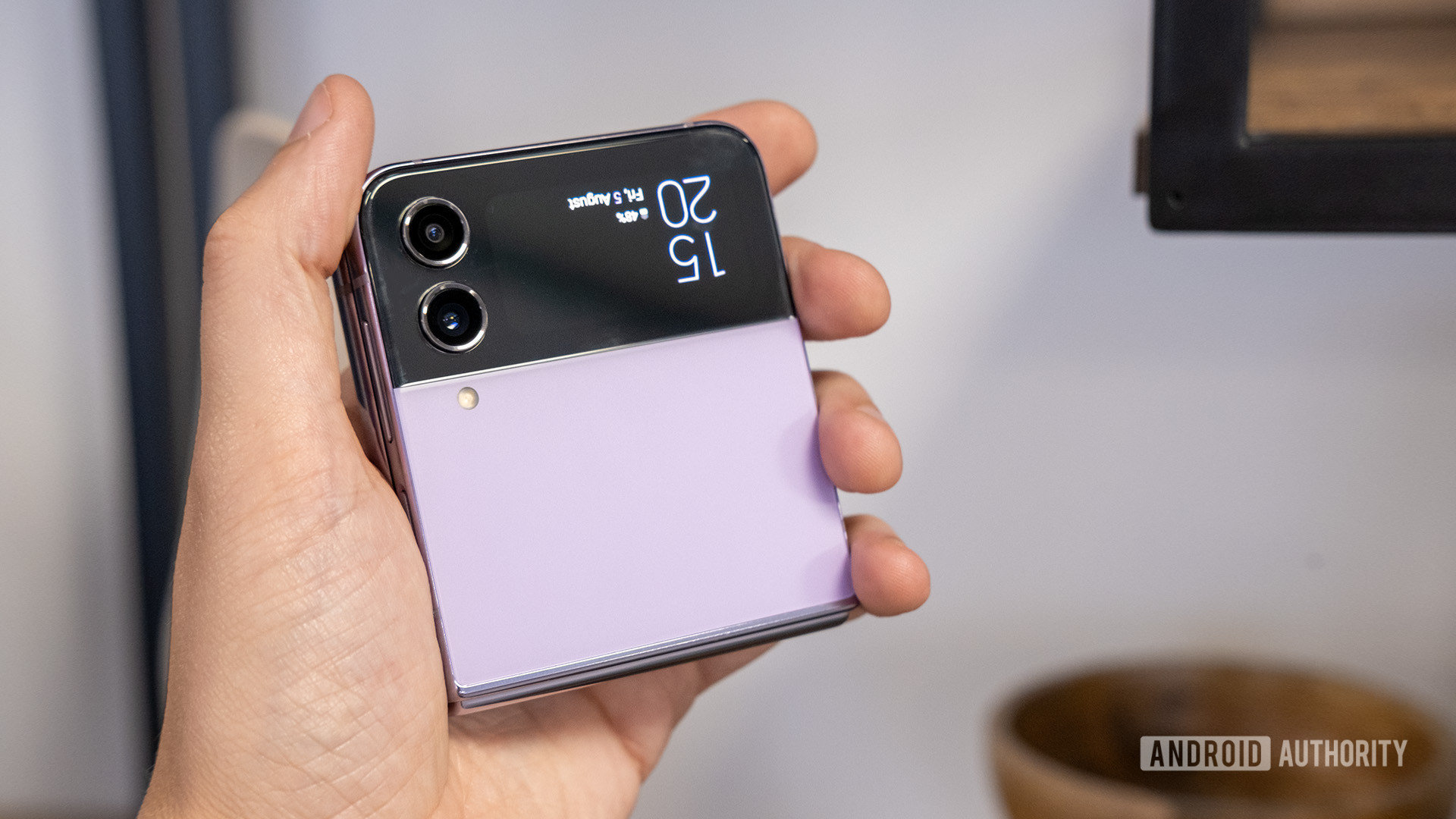 Samsung Galaxy Z Flip 4 cerrado en la mano