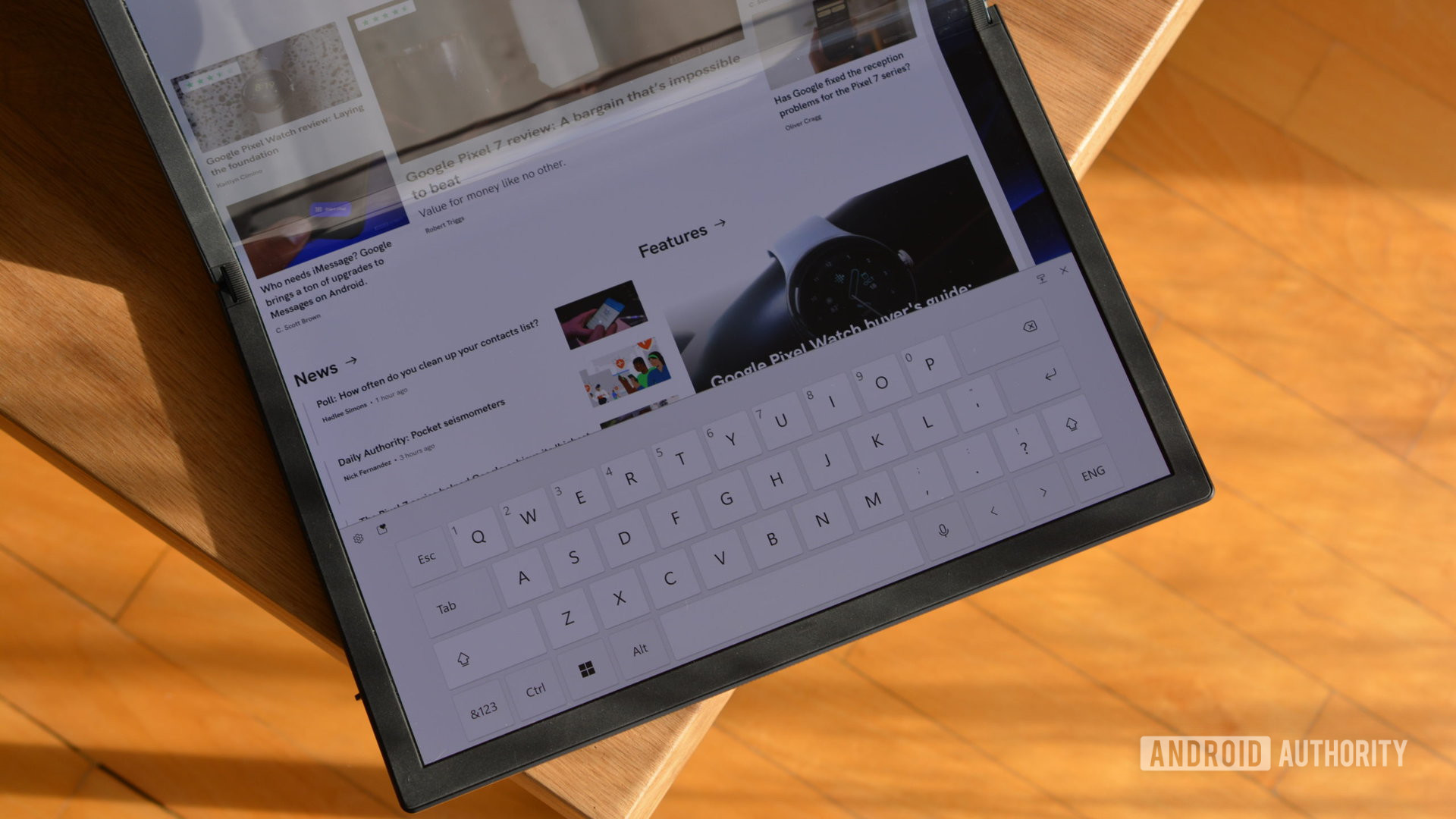 portátil con pantalla plegable asus zenbook 17 fold con teclado virtual 15