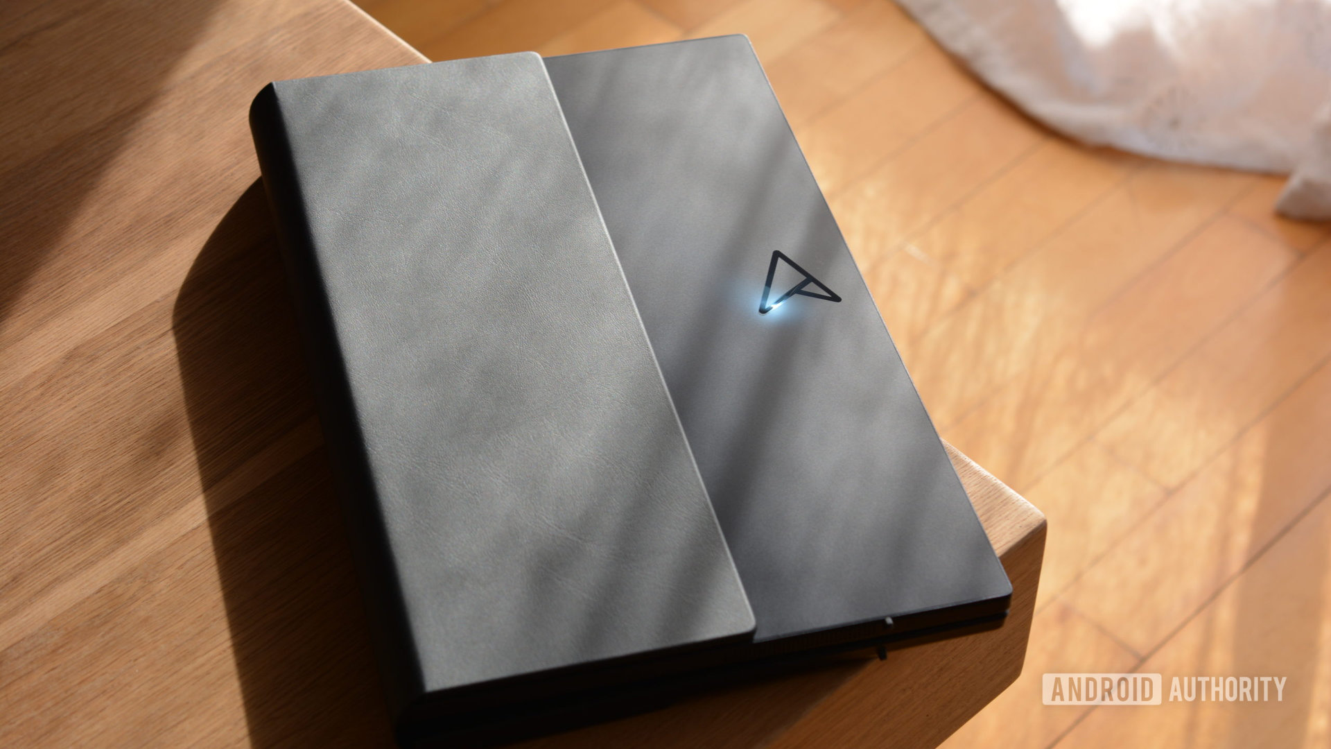 diseño exterior del portátil con pantalla plegable asus zenbook 17 fold 13