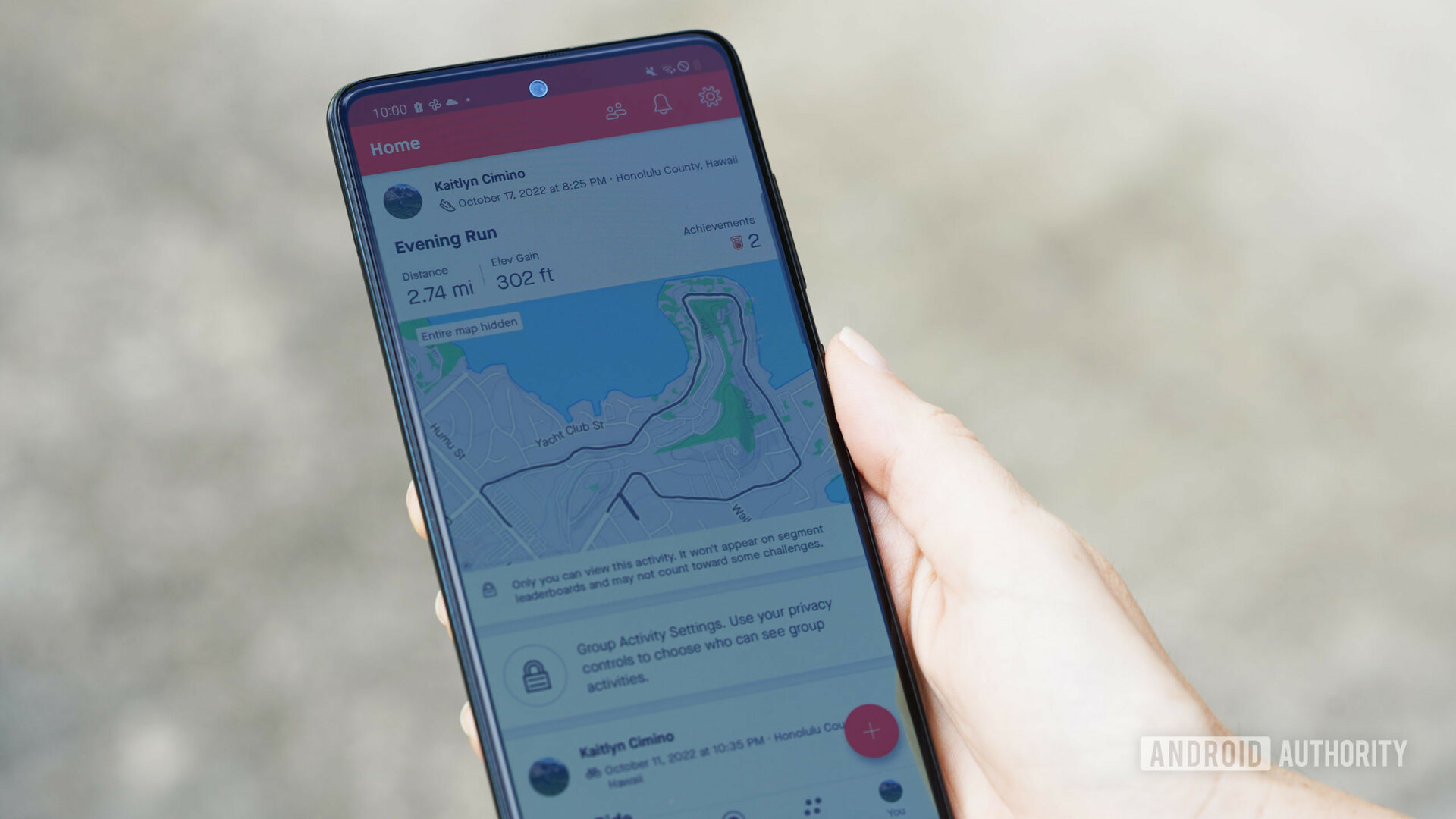 Un usuario revisa su actividad reciente en la pantalla de inicio de Strava.