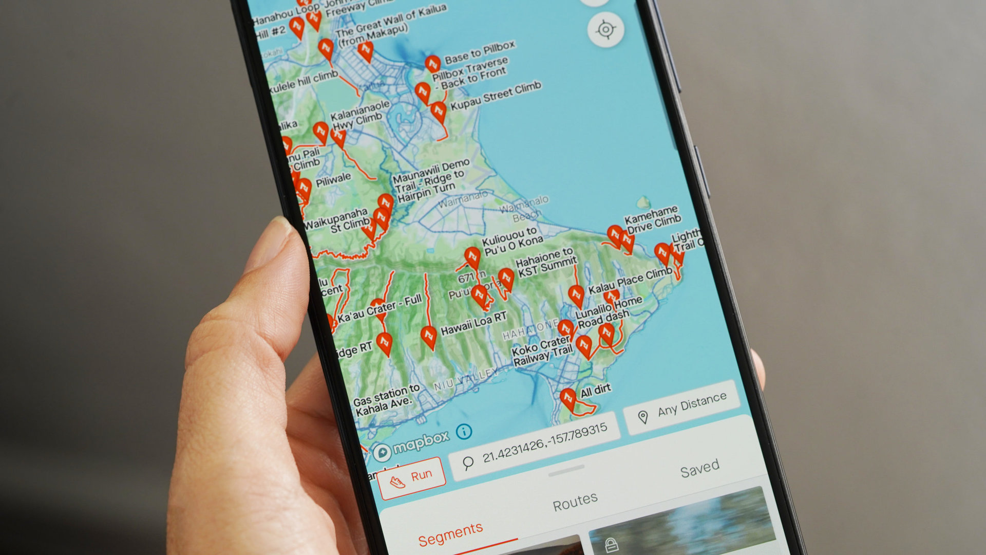 Un usuario revisa los segmentos de Strava en su área local.