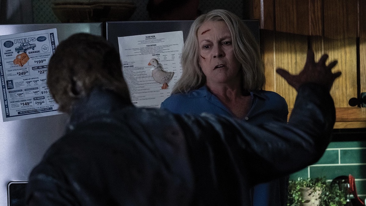 Michael Meyers atacando a Laurie Strode en Halloween Ends