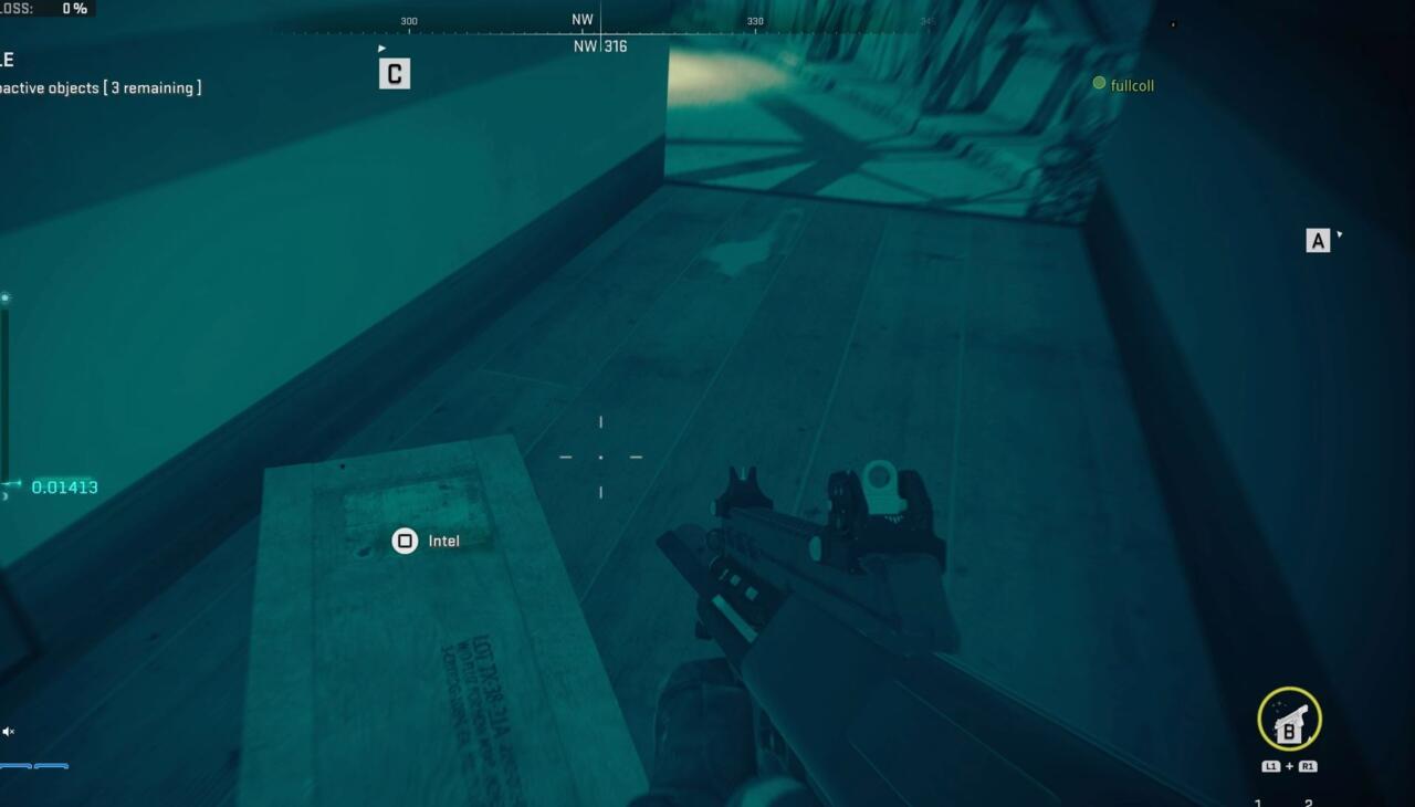 Caja de información dentro de un camión blanco en el puente del lado oeste