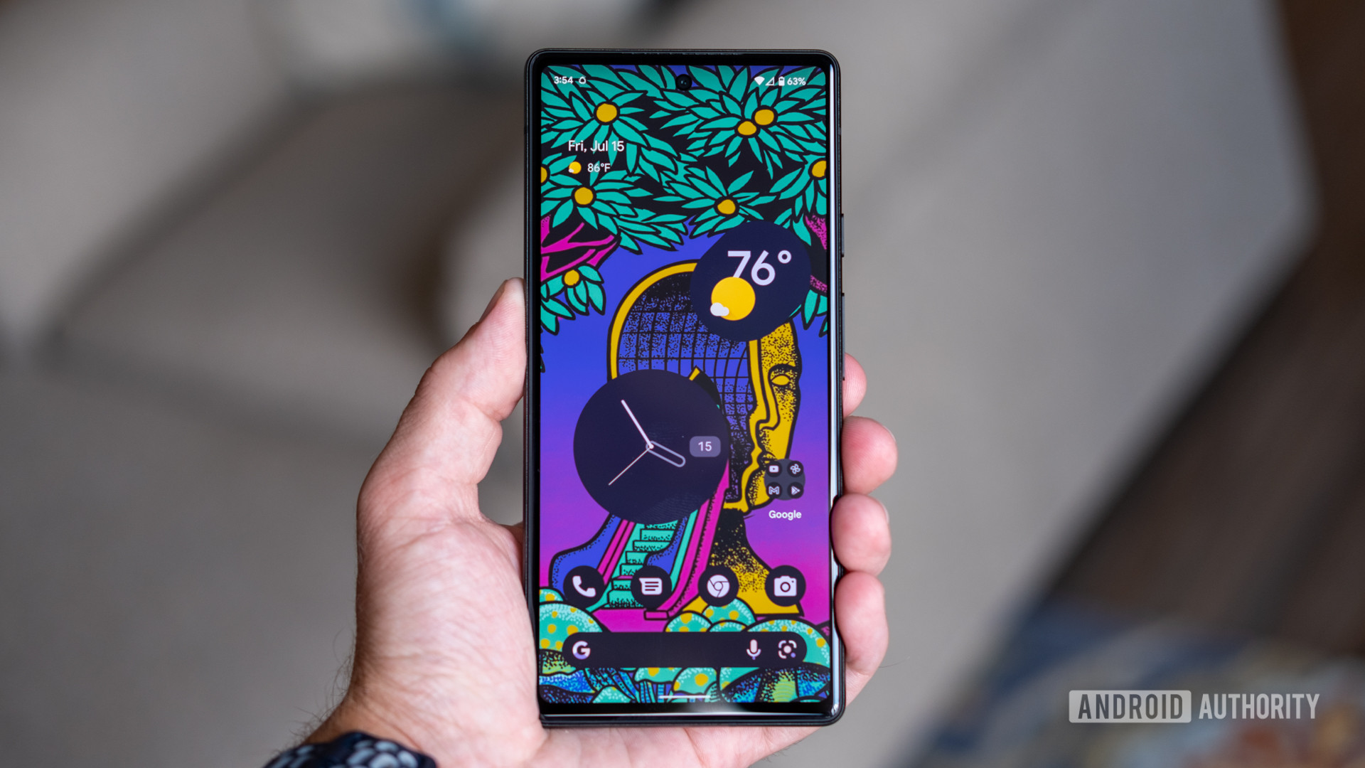 pantalla de google pixel 6a en la mano