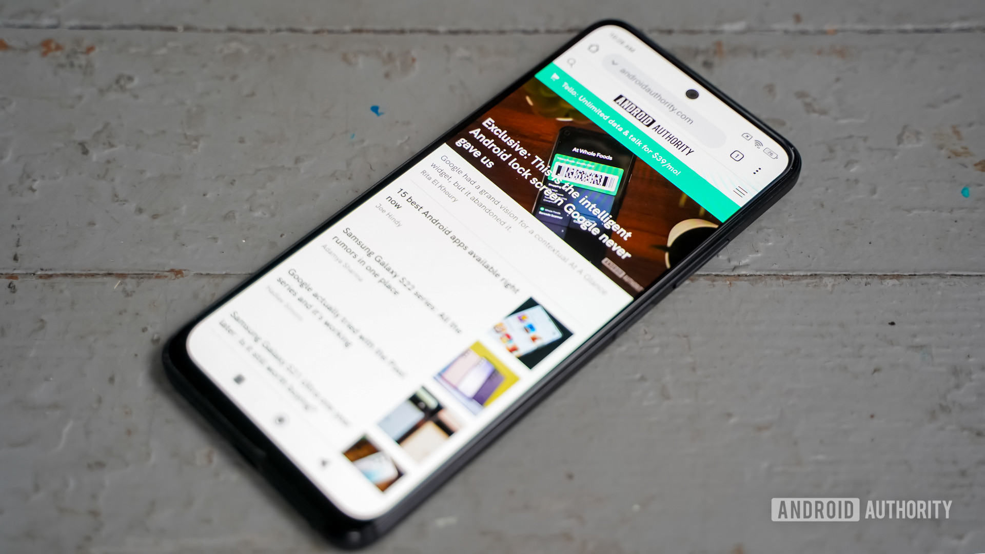 Pantalla de Redmi Note 11 contra el suelo gris