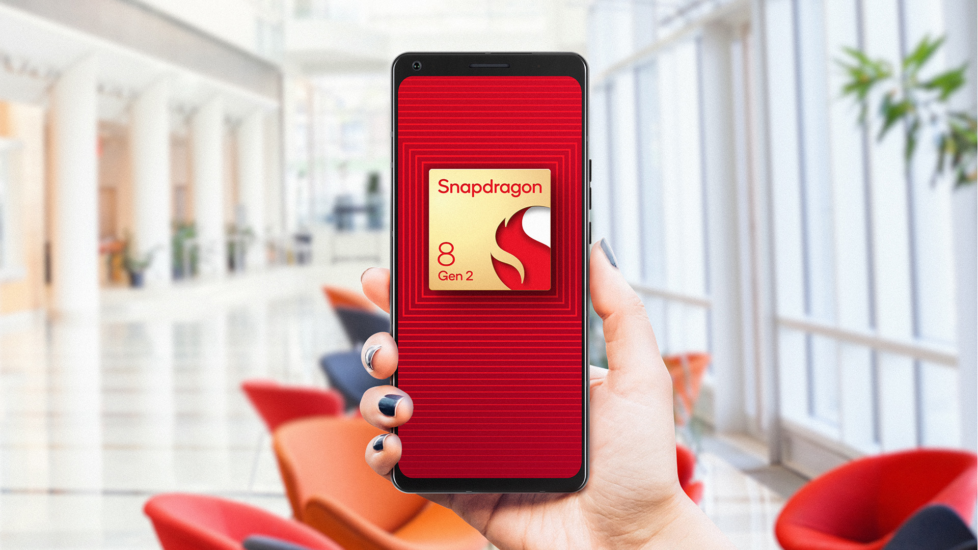 Teléfono de referencia Snapdragon 8 Gen 2 en la mano
