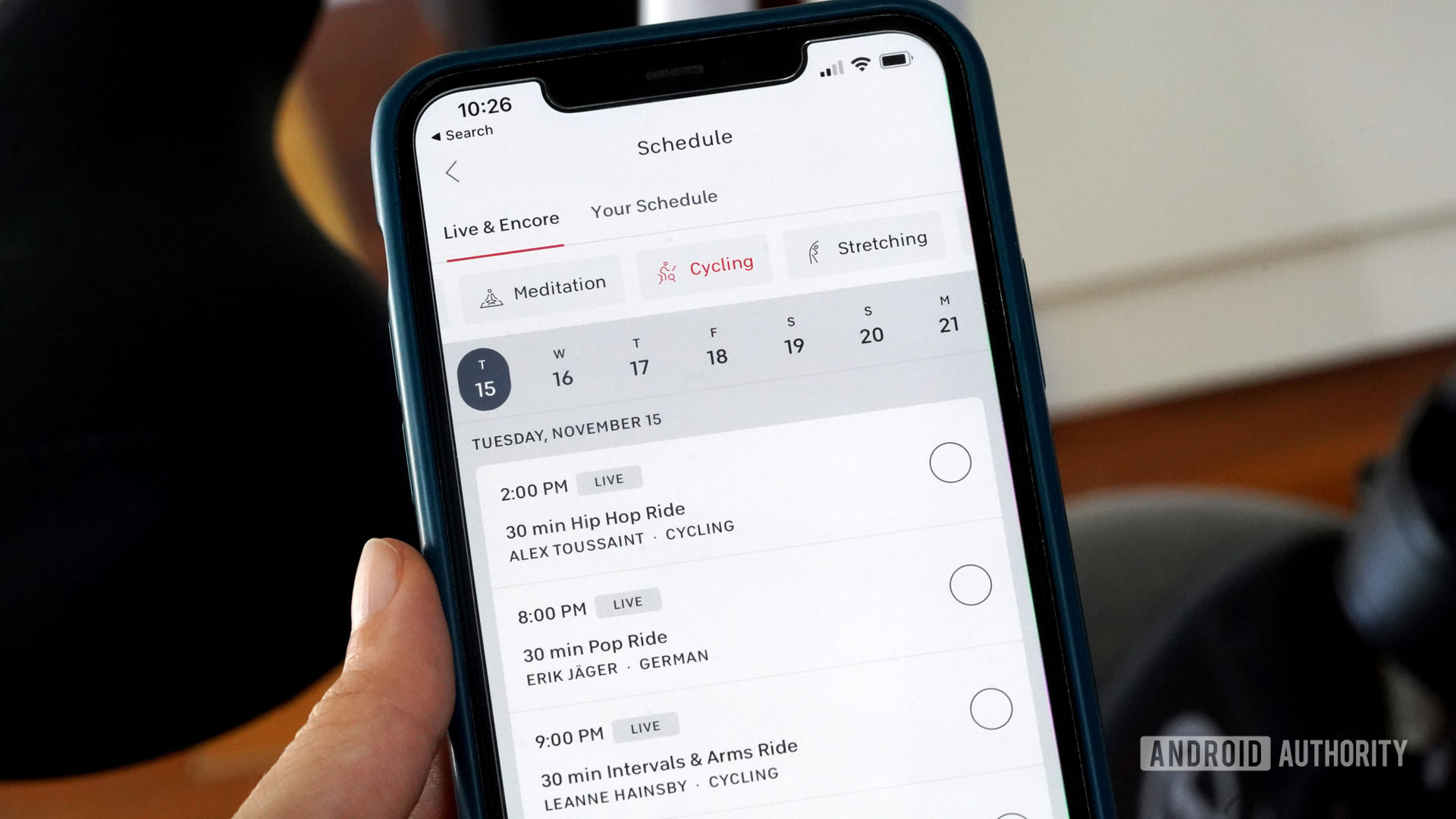 Un usuario revisa su horario de clases de Peloton en su iPhone.