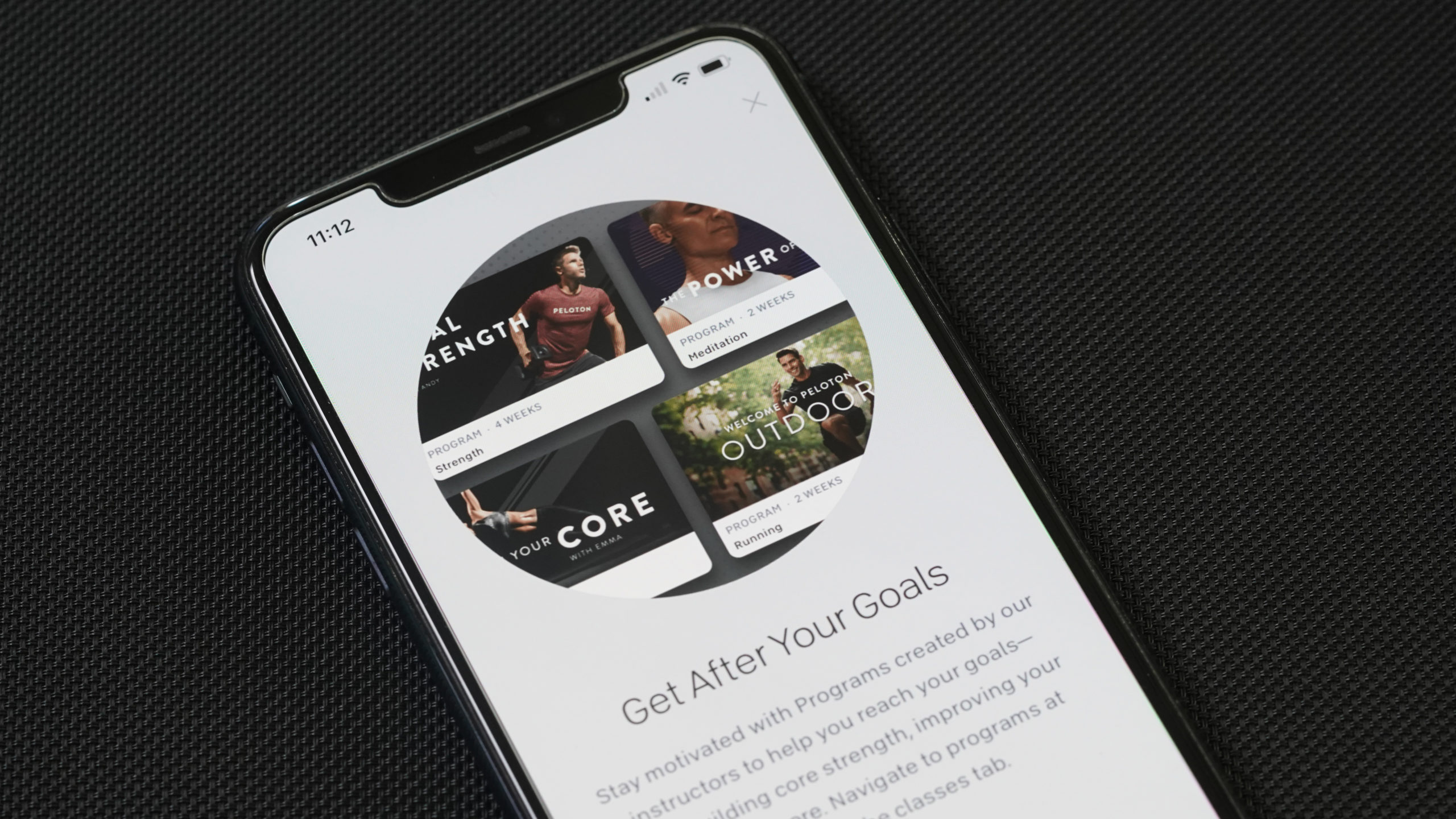Un iPhone 11 muestra la pantalla Programas de la aplicación Peloton.