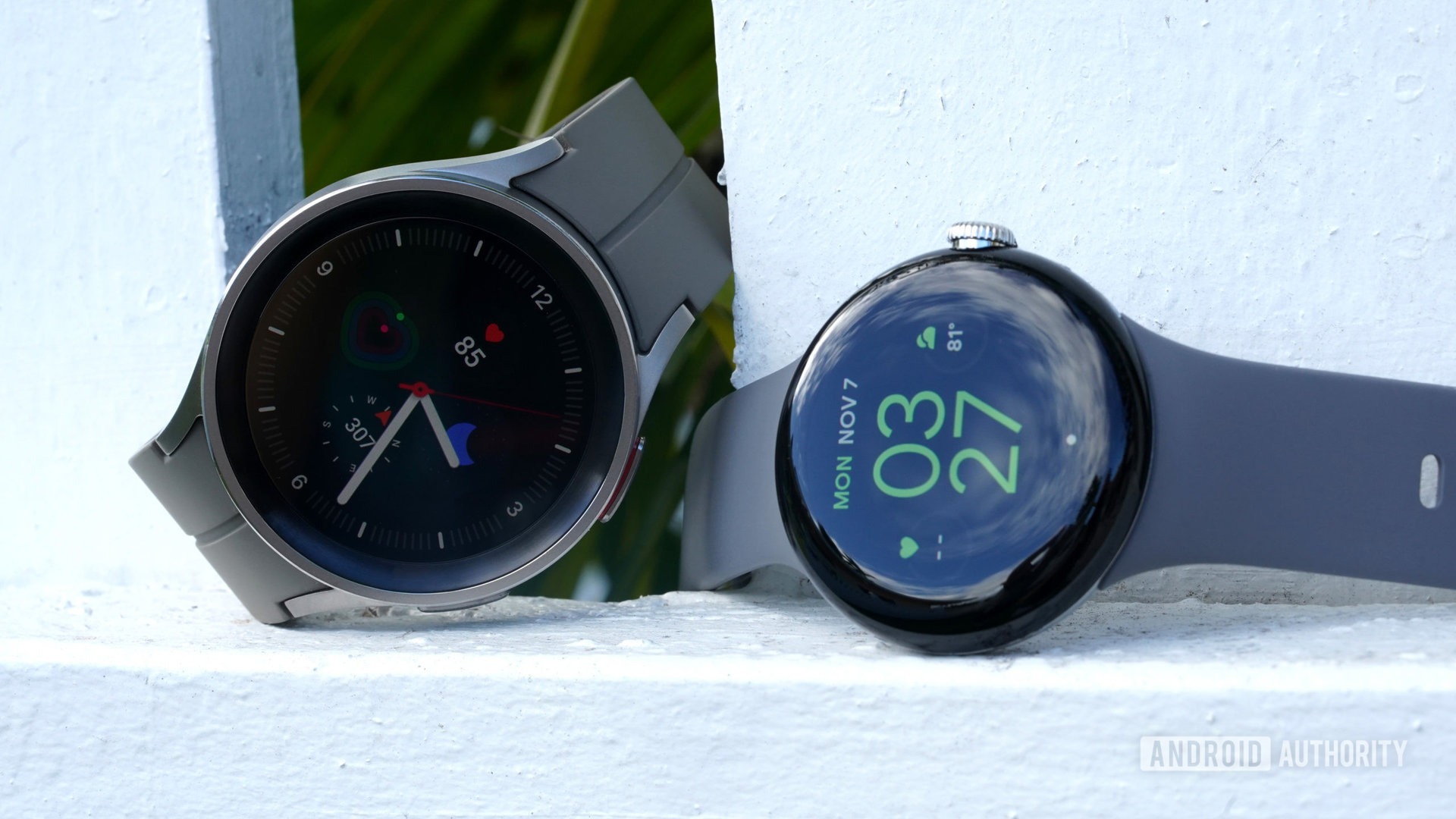 Un Google Pixel Watch descansa junto a un Galaxy Watch 5 pro.
