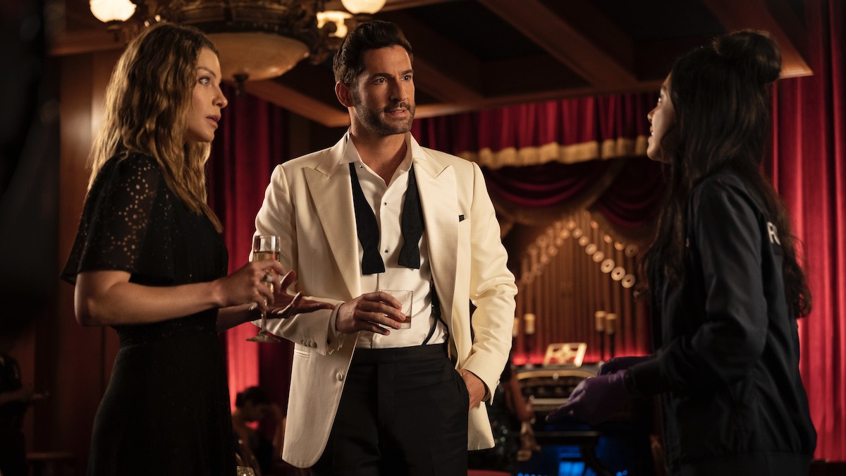 Un hombre y dos mujeres en un bar en Lucifer - espectáculos como The Sandman