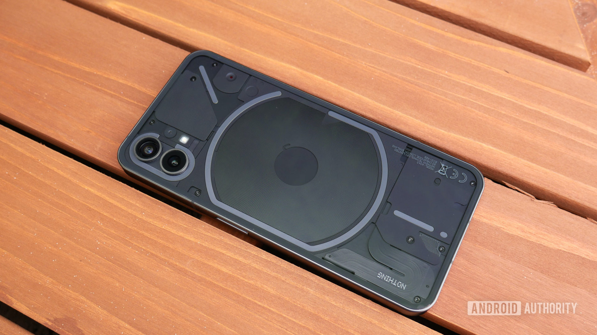 nada teléfono 1 trasero en madera