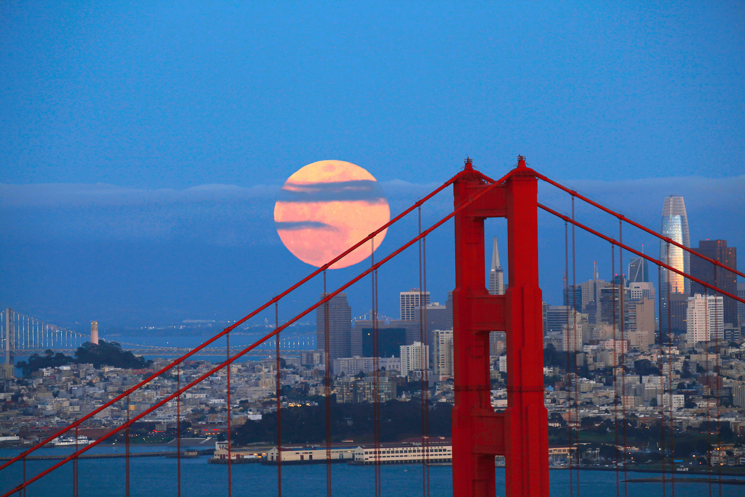 Famoso Puente Golden Gate con edificios en el fondo en San Francisco, California, EE.UU.