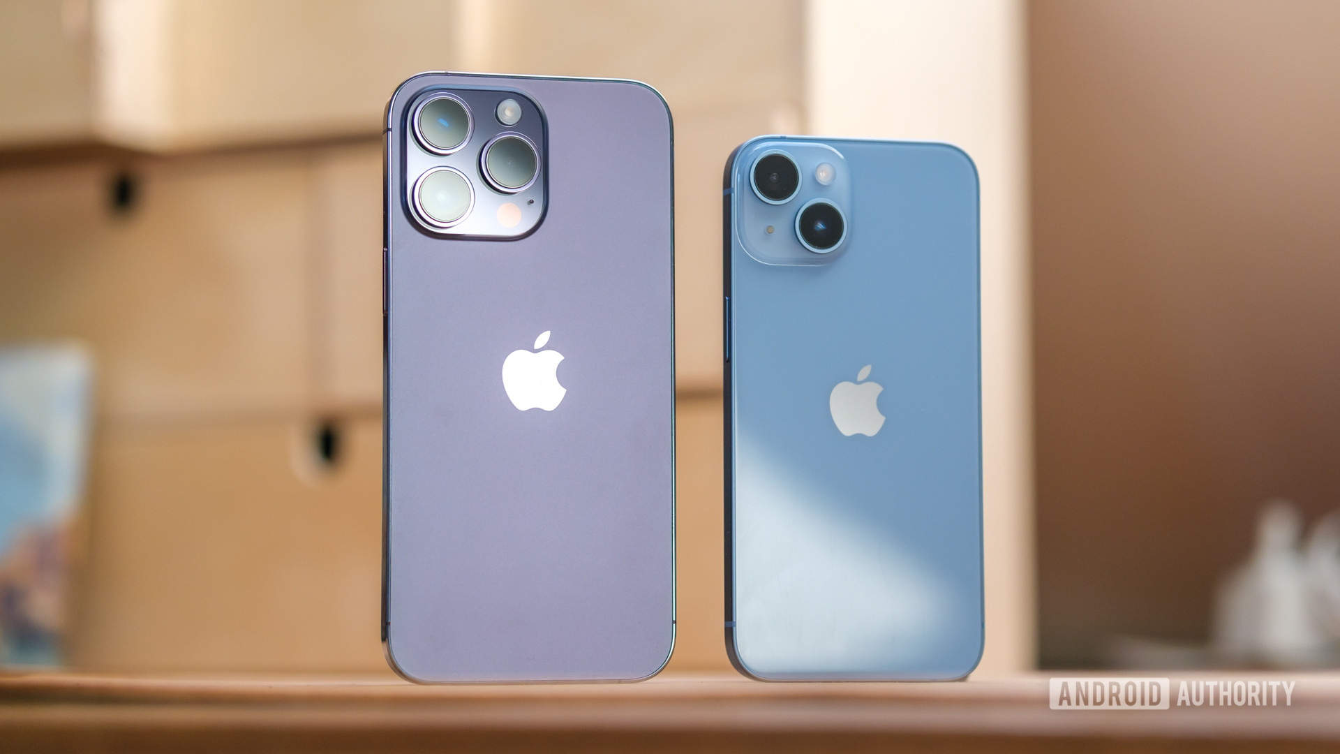 Apple iPhone 14 vs iPhone 14 Pro Max de pie