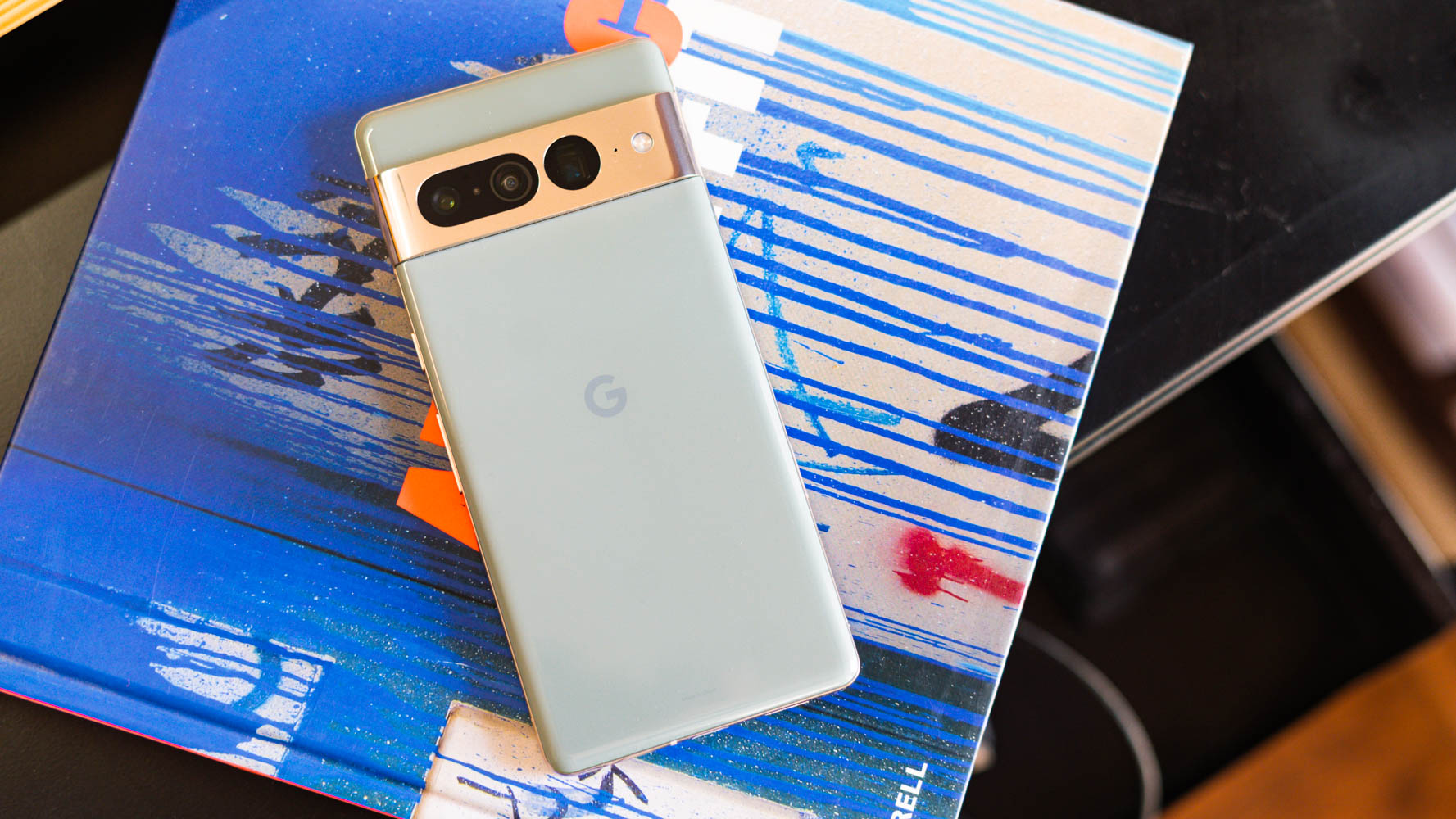 Pixel 7 Pro, parte trasera color avellana del teléfono sobre un libro