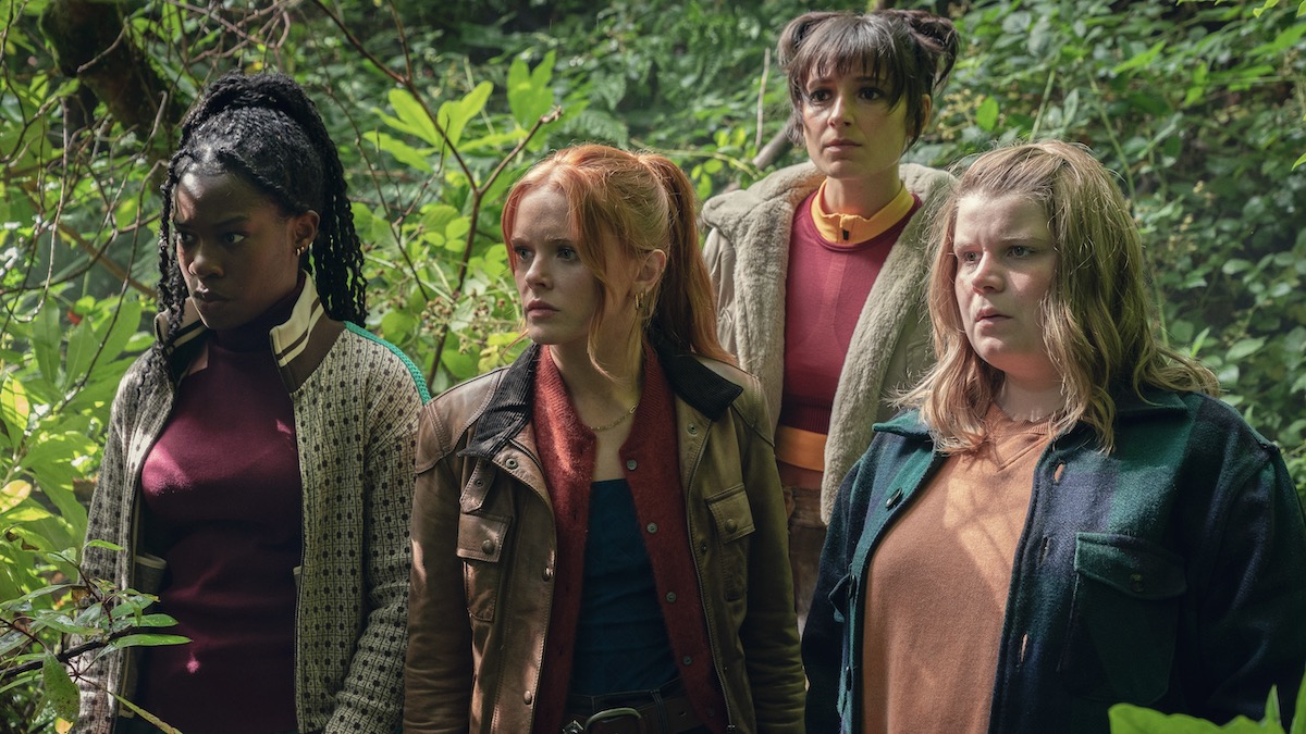 Precious Mustapha como Aisha, Abigail Cowen como Bloom, Elisha Applebaum como Musa, Eliot Salt como Terra en Fate The Winx Saga - mejores espectáculos como sus materiales oscuros