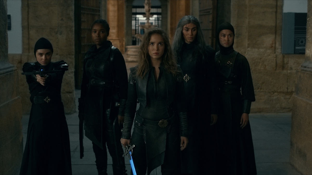 OLIVIA DELCÁN como HERMANA CAMILA, TOYA TURNER como SHOTGUN MARY, ALBA BAPTISTA como AVA, LORENA ANDREA como HERMANA LILITH, KRISTINA TONTERI-YOUNG como HERMANA BEATRICE en Monja Guerrera - mejores espectáculos como sus materiales oscuros