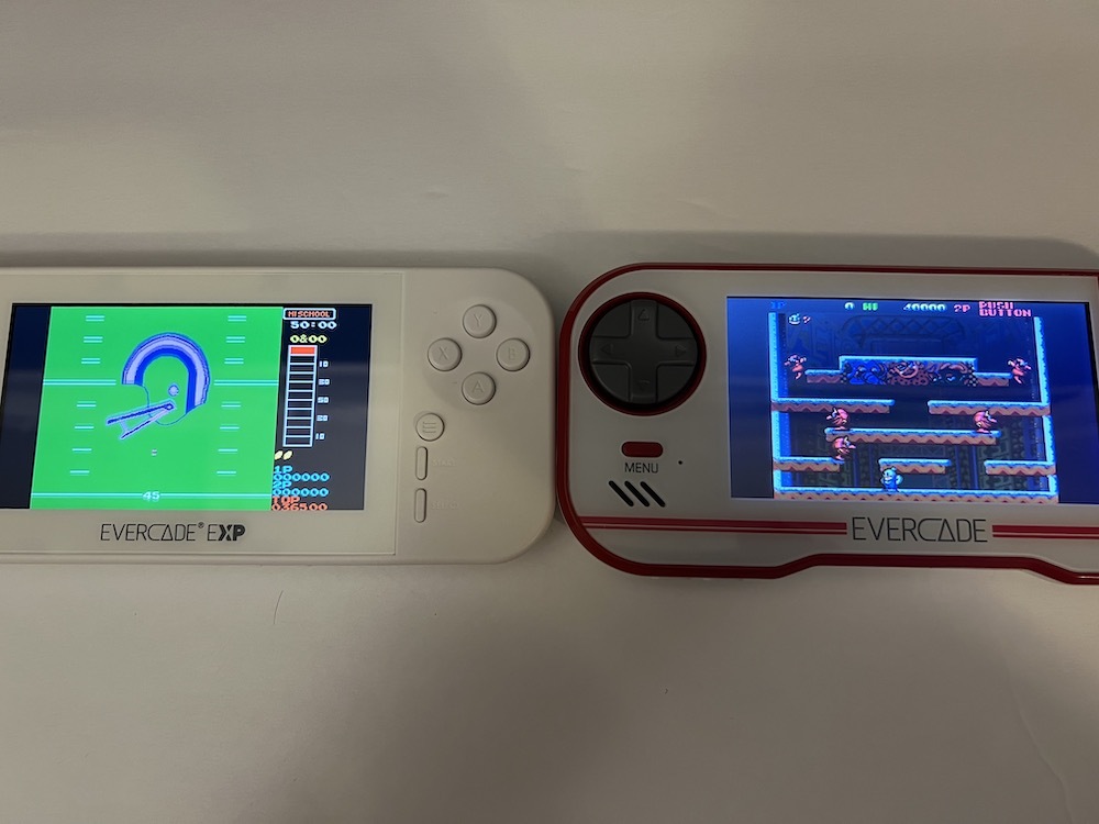 Evercade EXP junto al Evercade original