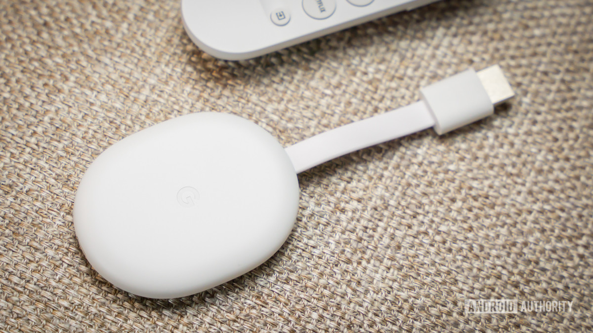 Chromecast con Google TV HD junto al control remoto 5