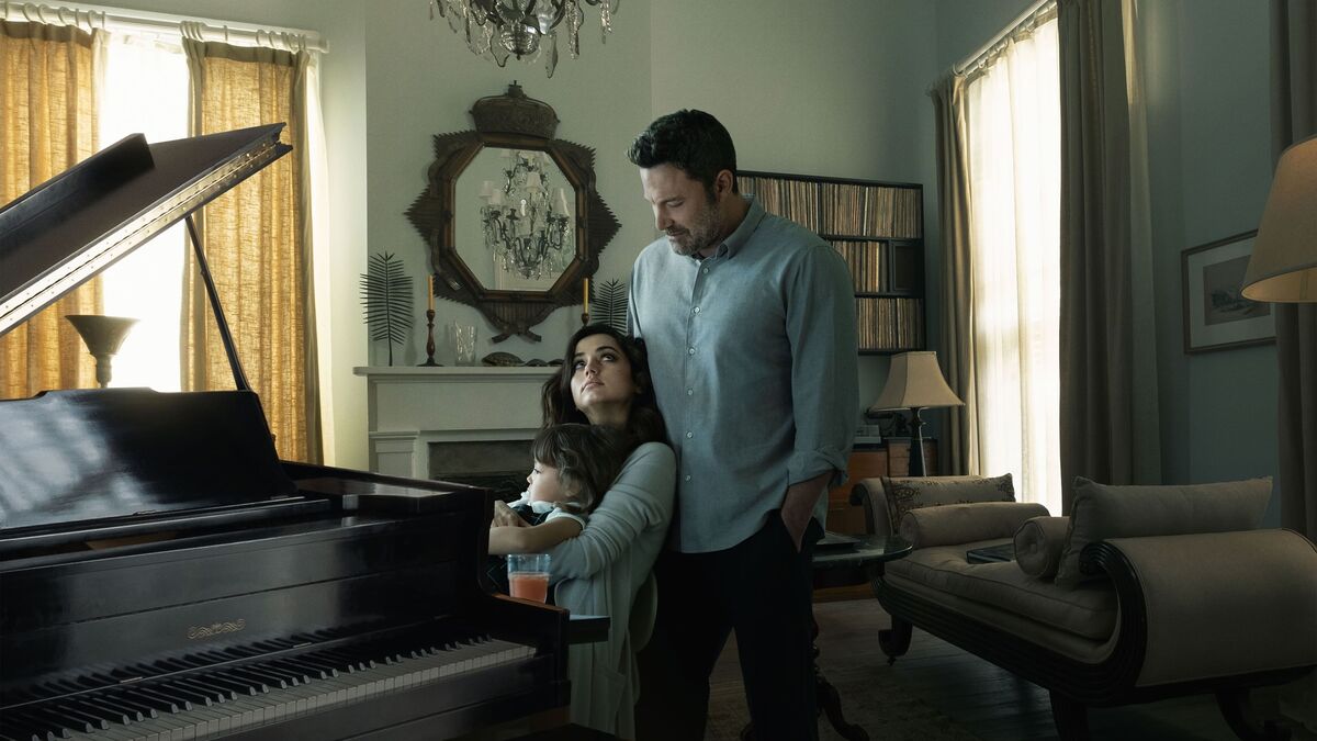Ben Affleck detrás de Ana de Armas al piano en Deep Water