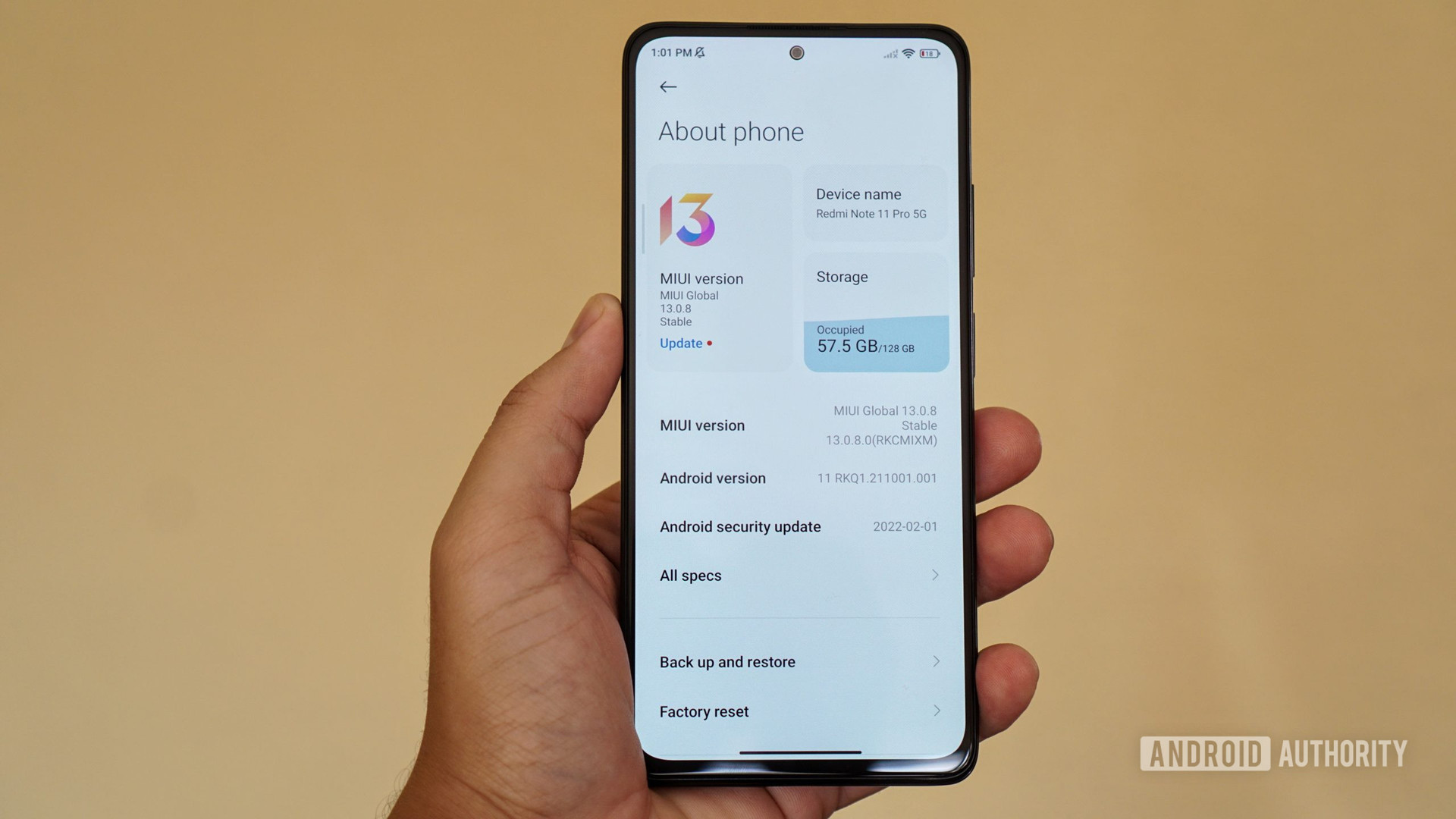 Redmi Note 11 Pro 5G sobre la pantalla del teléfono