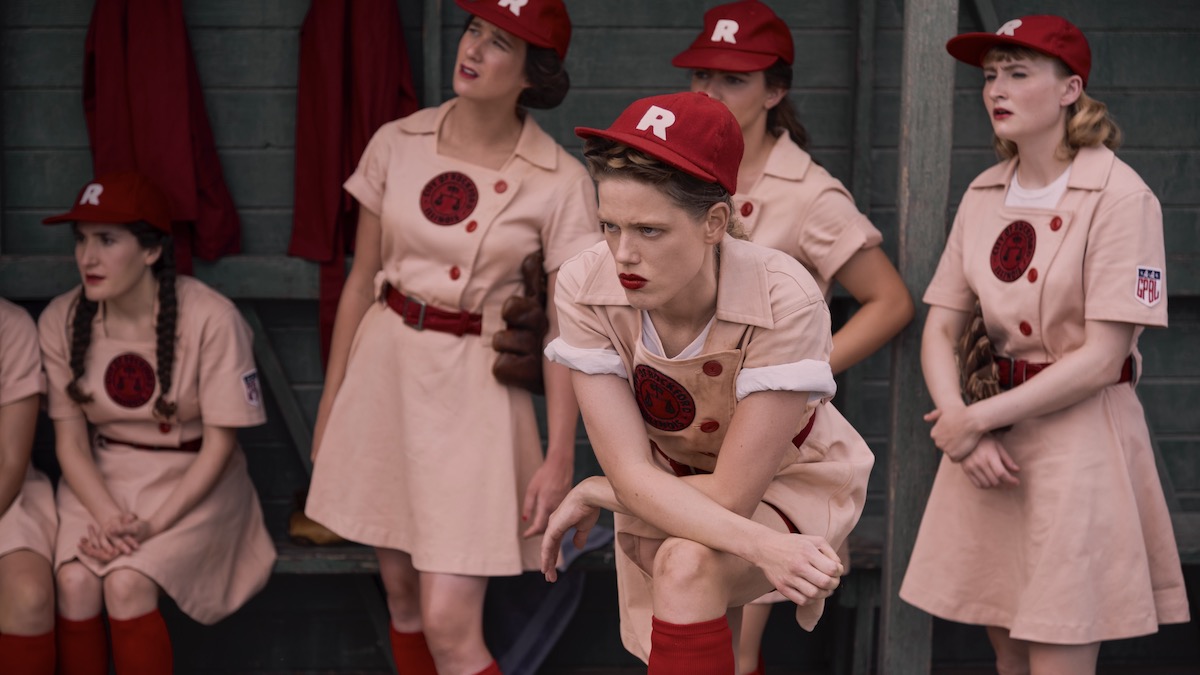 Five ball players viendo el partido en A League of Their Own - mejores programas deportivos