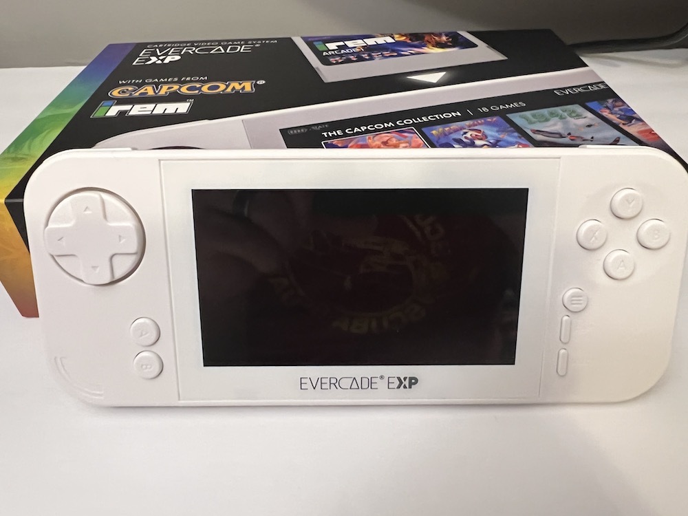 Caja y portátil Evercade EXP