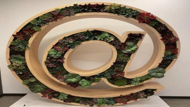 Ir una vez, vender dos veces ¿Por qué Elon Musks ha subastado en Twitter un letrero de pájaro de neón, máquinas de café y máscaras N95?