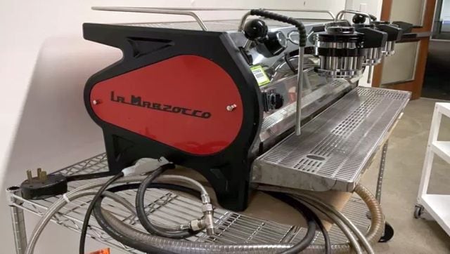 Ir una vez, vender dos veces ¿Por qué Elon Musks ha subastado en Twitter un letrero de pájaro de neón, máquinas de café y máscaras N95?