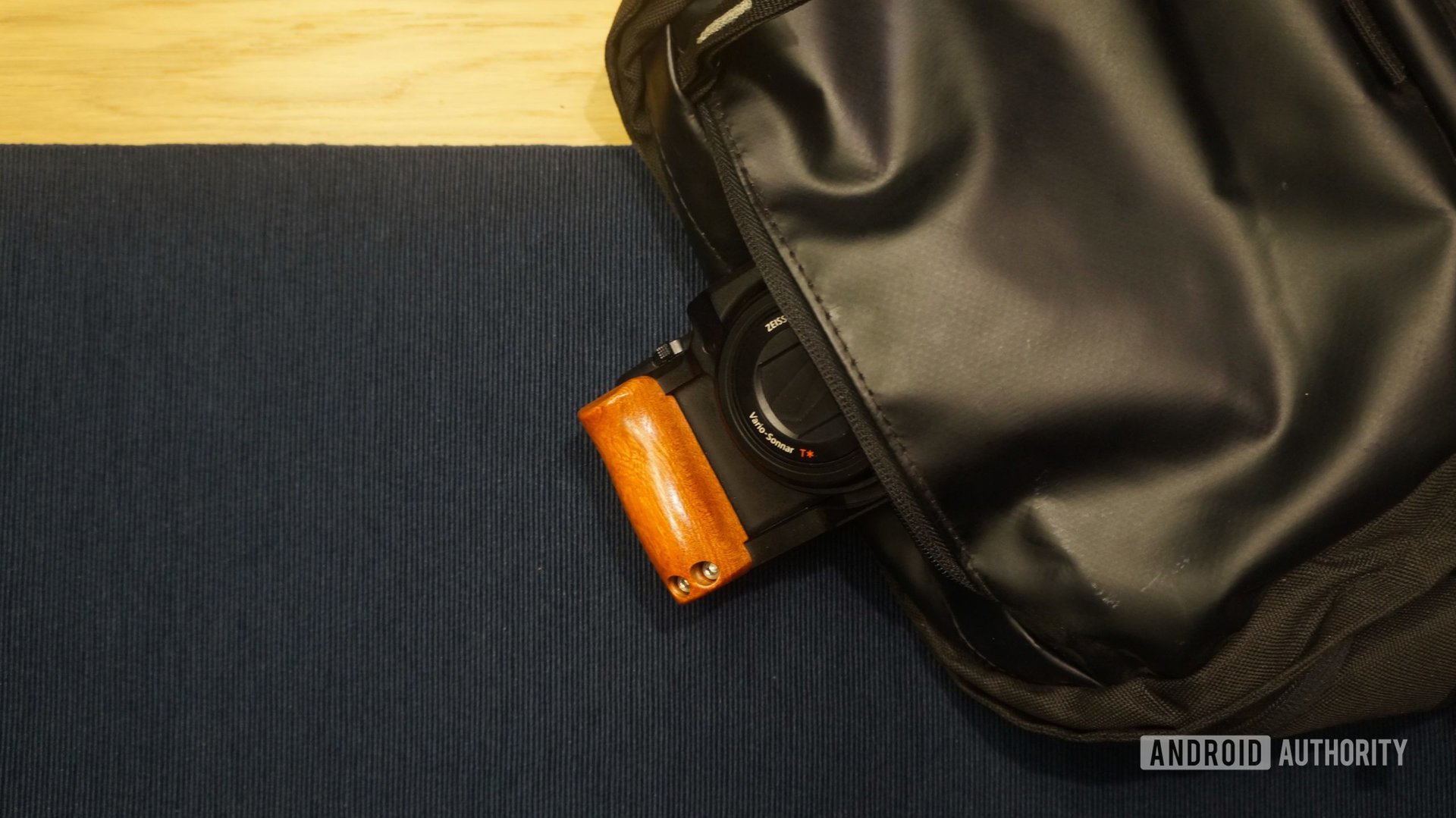 sony zv 1 mirando a través del bolsillo del bolso